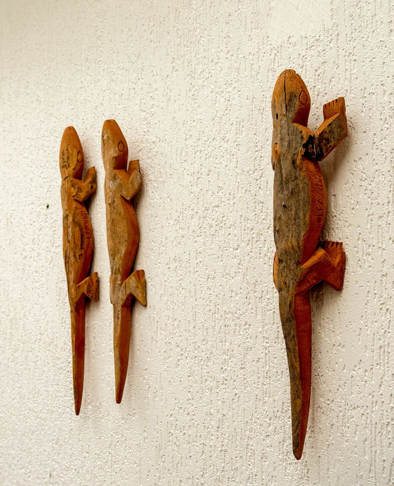 Trio de lagartos artesanais em madeira maciça