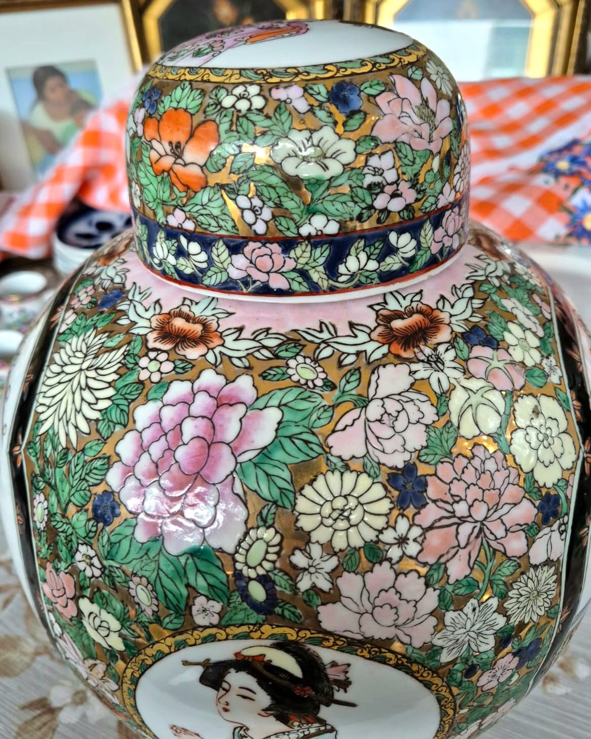 Grande potiche / ginger jar em porcelana, anos 60, Família Rosa Macau, padrão Mille Fleur e gueixas. Lindo, perfeito estado,  um espetáculo!