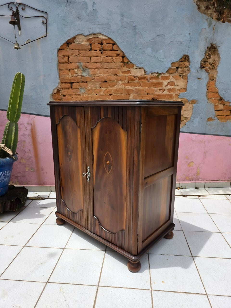 Camiseiro / Sapateira centenária em Imbuia maciça e marchetaria