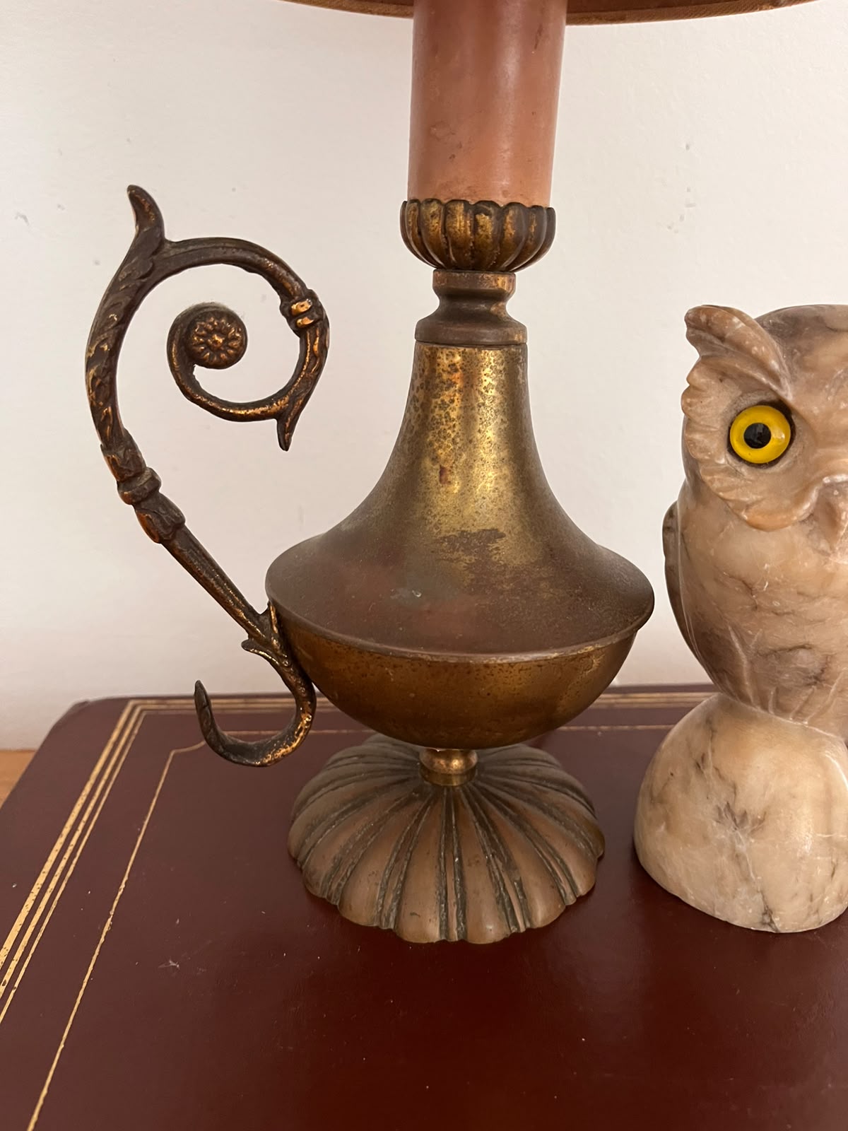 Abajur Vintage Em Bronze com alça e cúpula marrom 