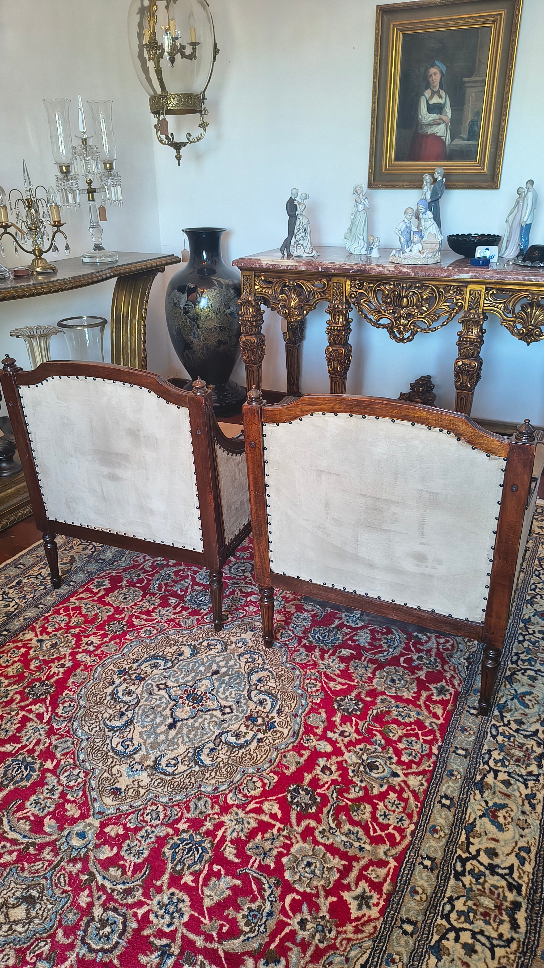Par de Poltronas Estilo Luís XVI em madeira e tecido suede claro