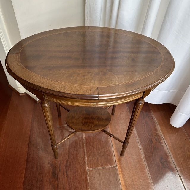 Linda mesa auxiliar oval, anos 70,  estilo inglesa,em mogno perfeito estado. Medida; 68x60x67altura.Ts|