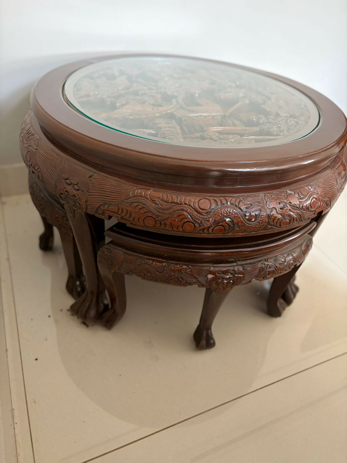 Mesinha Ninho Oriental redonda em madeira nobre esculpida