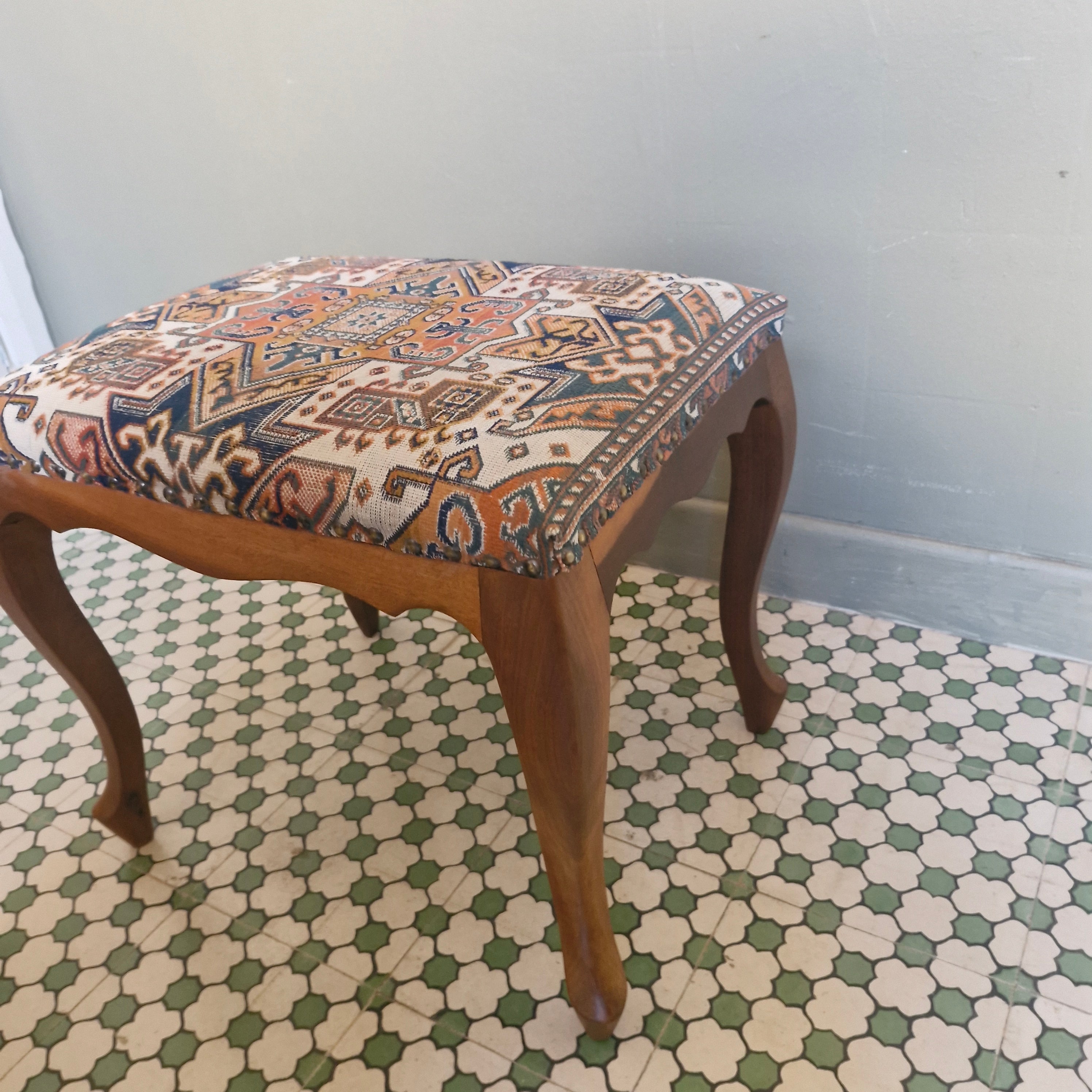Banqueta Luiz XV com assento estofado com tapete belga  