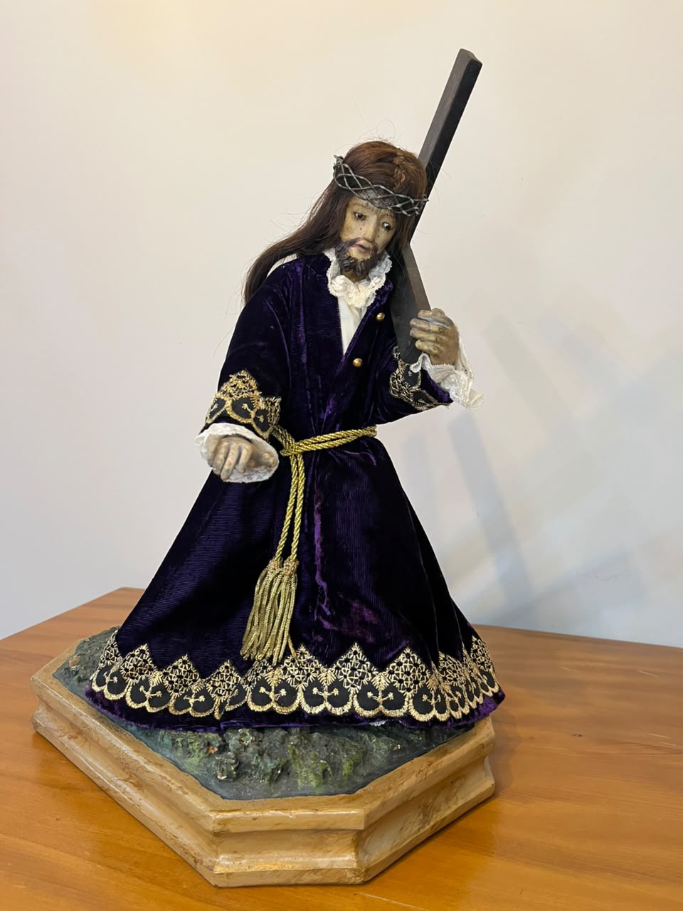 Imagem sacra de Jesus Nazareno em madeira com cabelos humanos – 33 cm