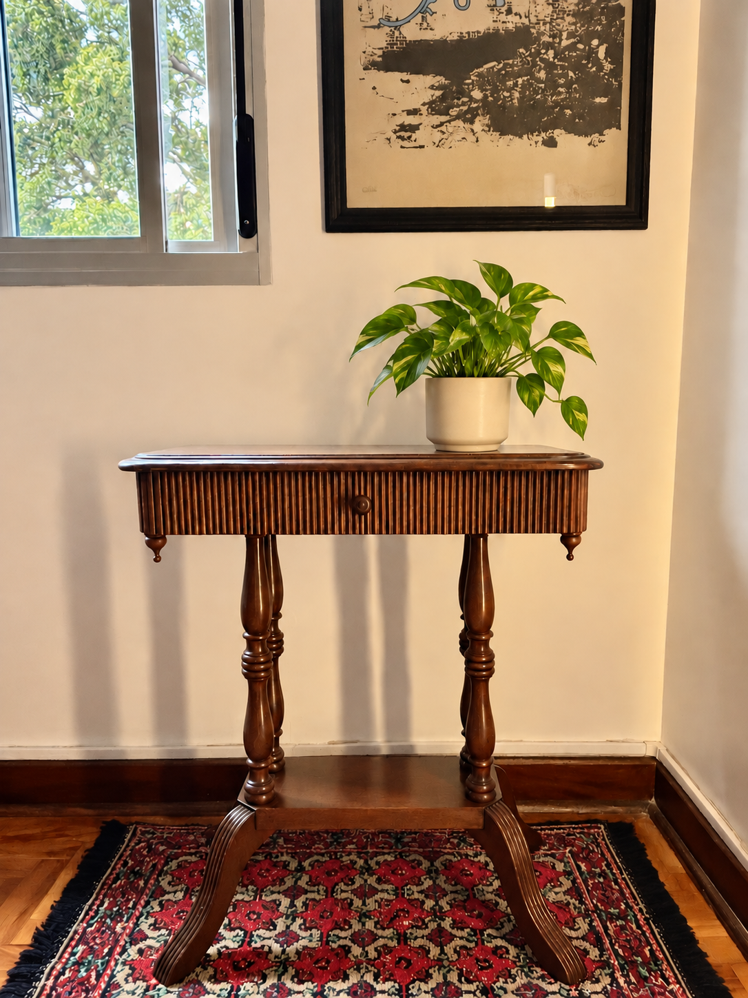 Mesa de apoio em madeira com gaveta e pés torneados (DMCPS_087)