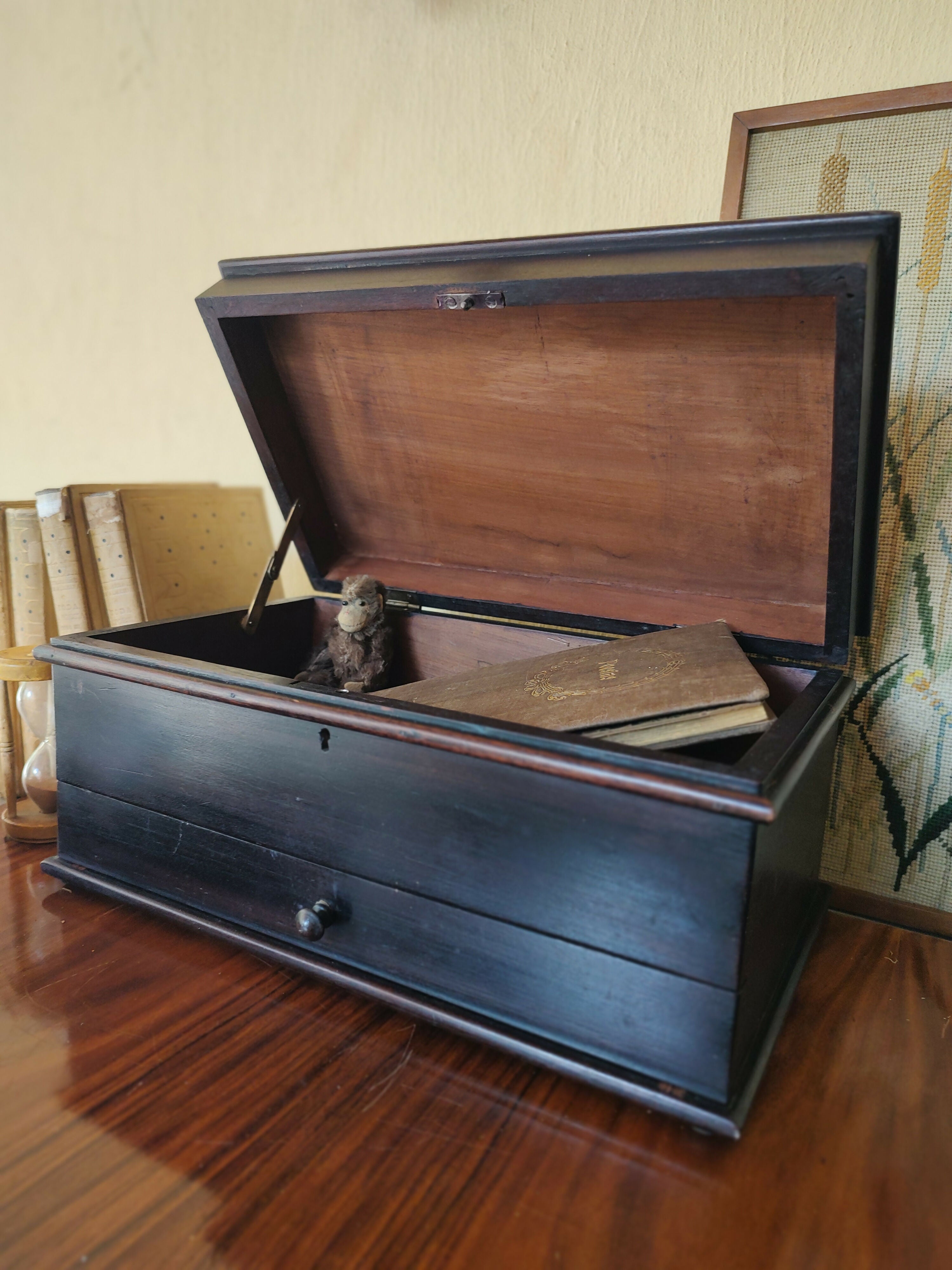 Antiga Caixa em madeira de 1969 com gaveta, chave e iniciais douradas "O T"