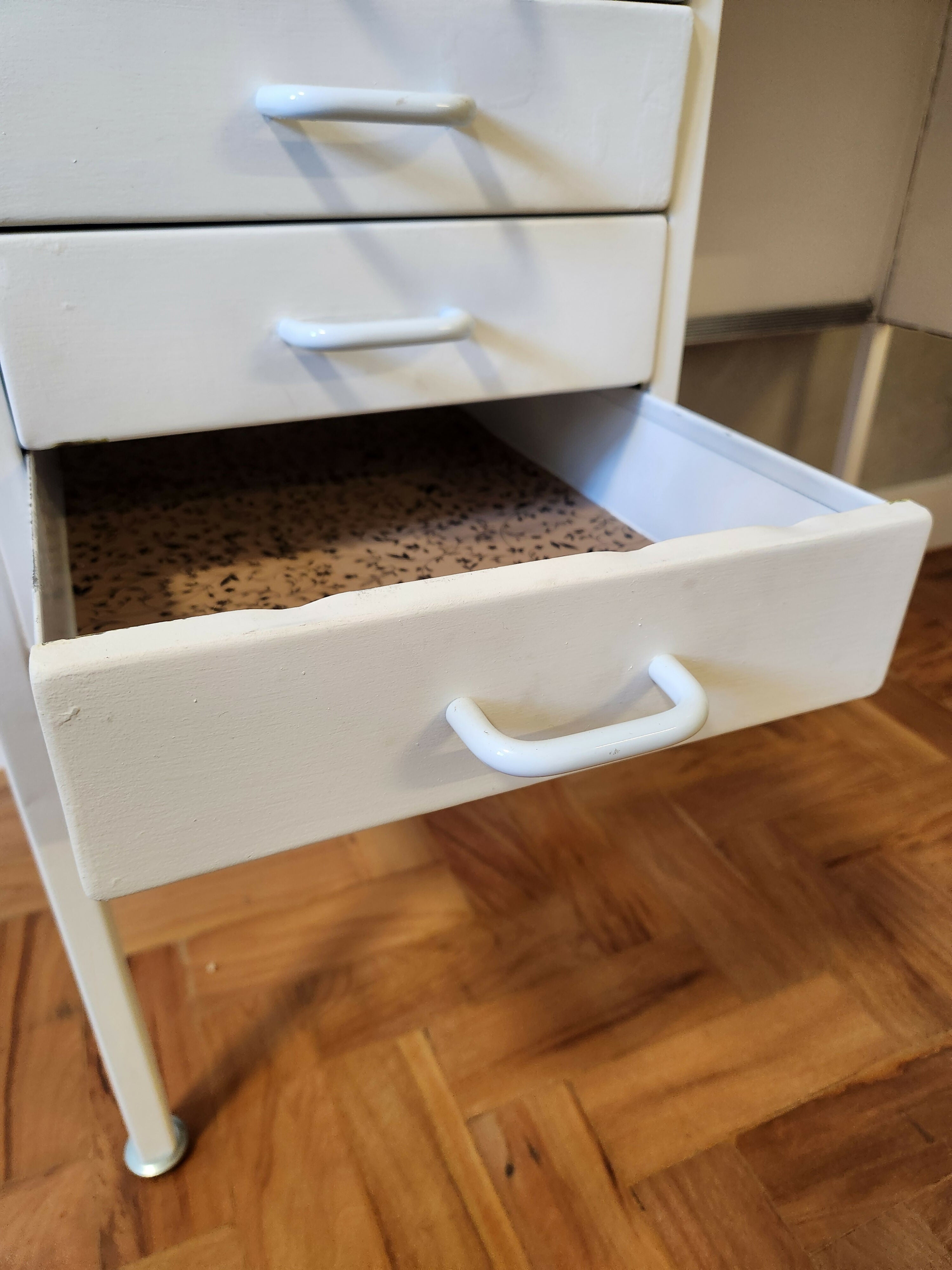 Escrivaninha Antiga em ferro com pintura branca