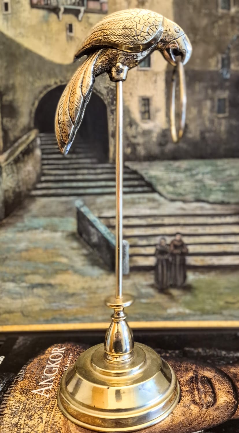 Porta toalhas feito em bronze maciço (o papagaio) e latão (a base). Perfeito e uma graça!