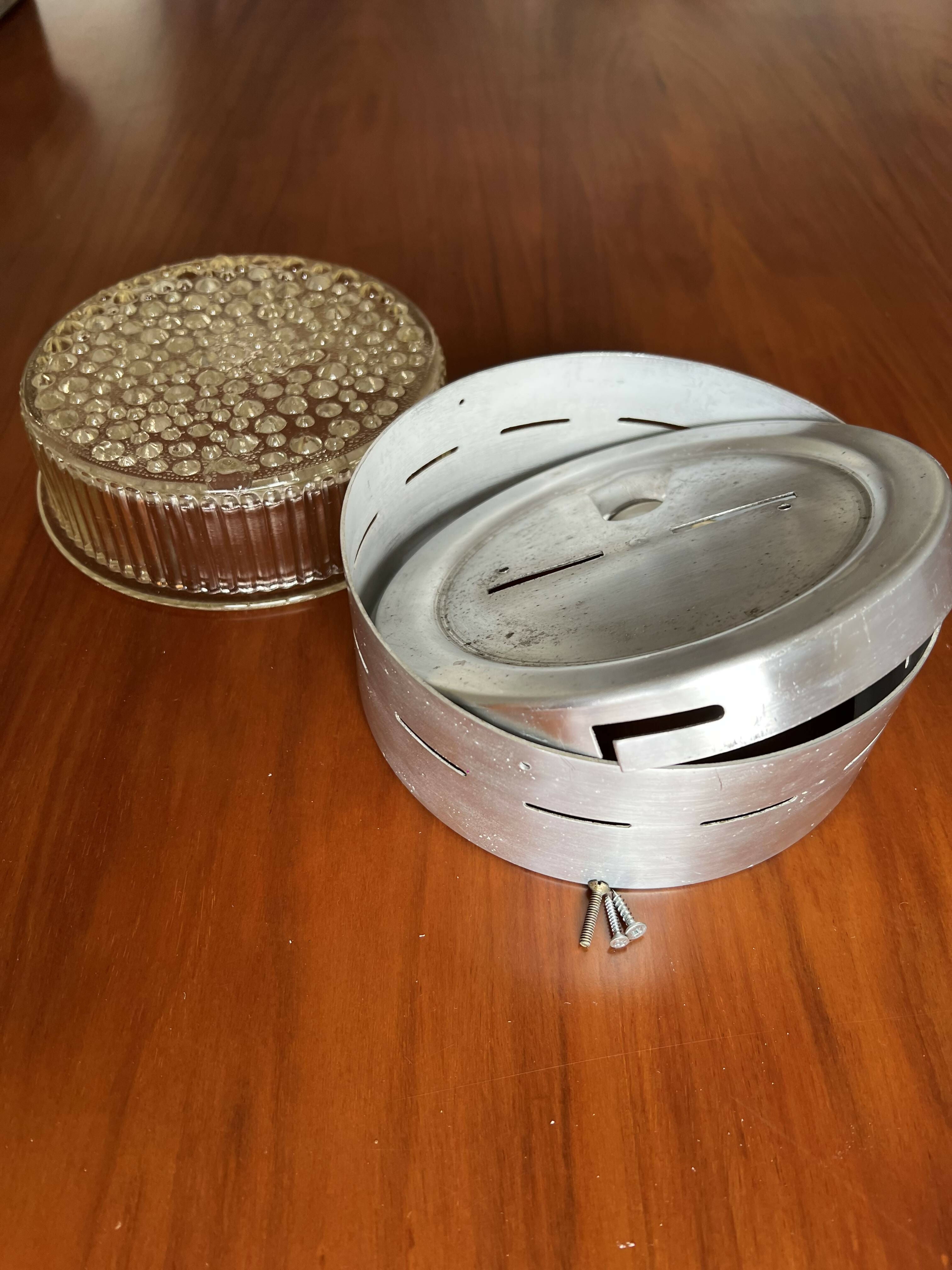 Luminária plafon de metal e cúpula em vidro texturizado
