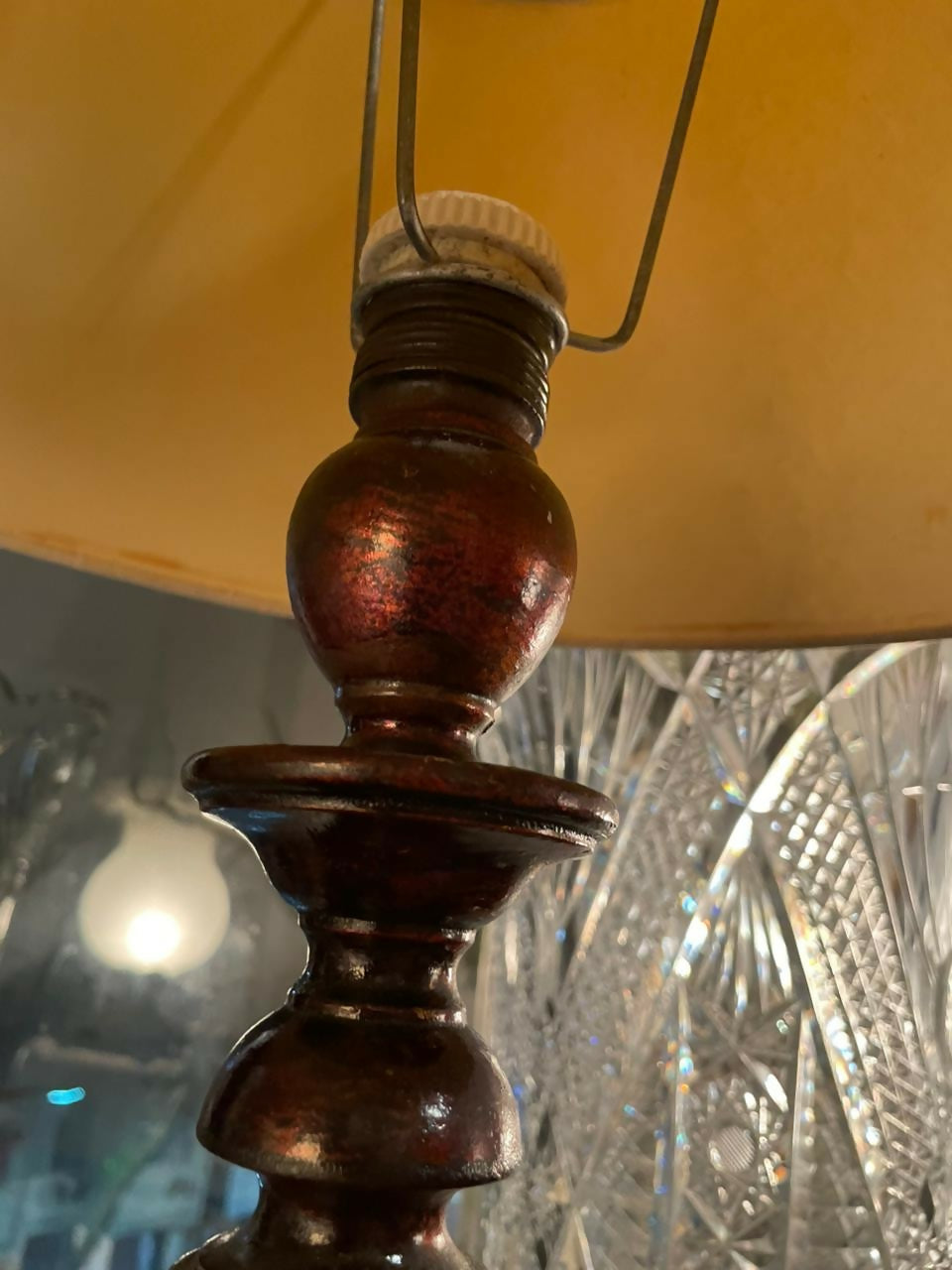 Grande abajur em madeira 64cm