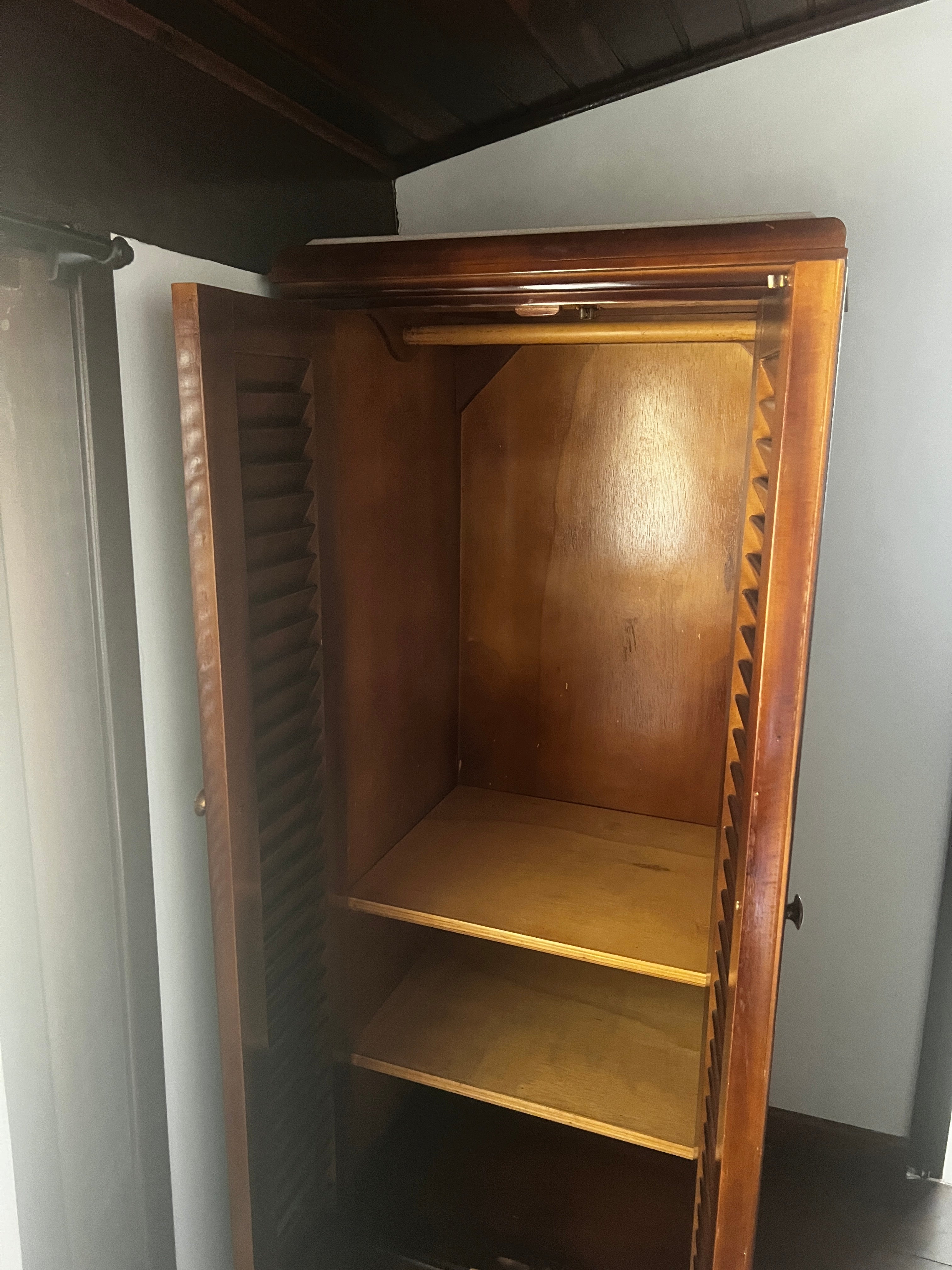 Roupeiro maciço com Mármore Travertino 