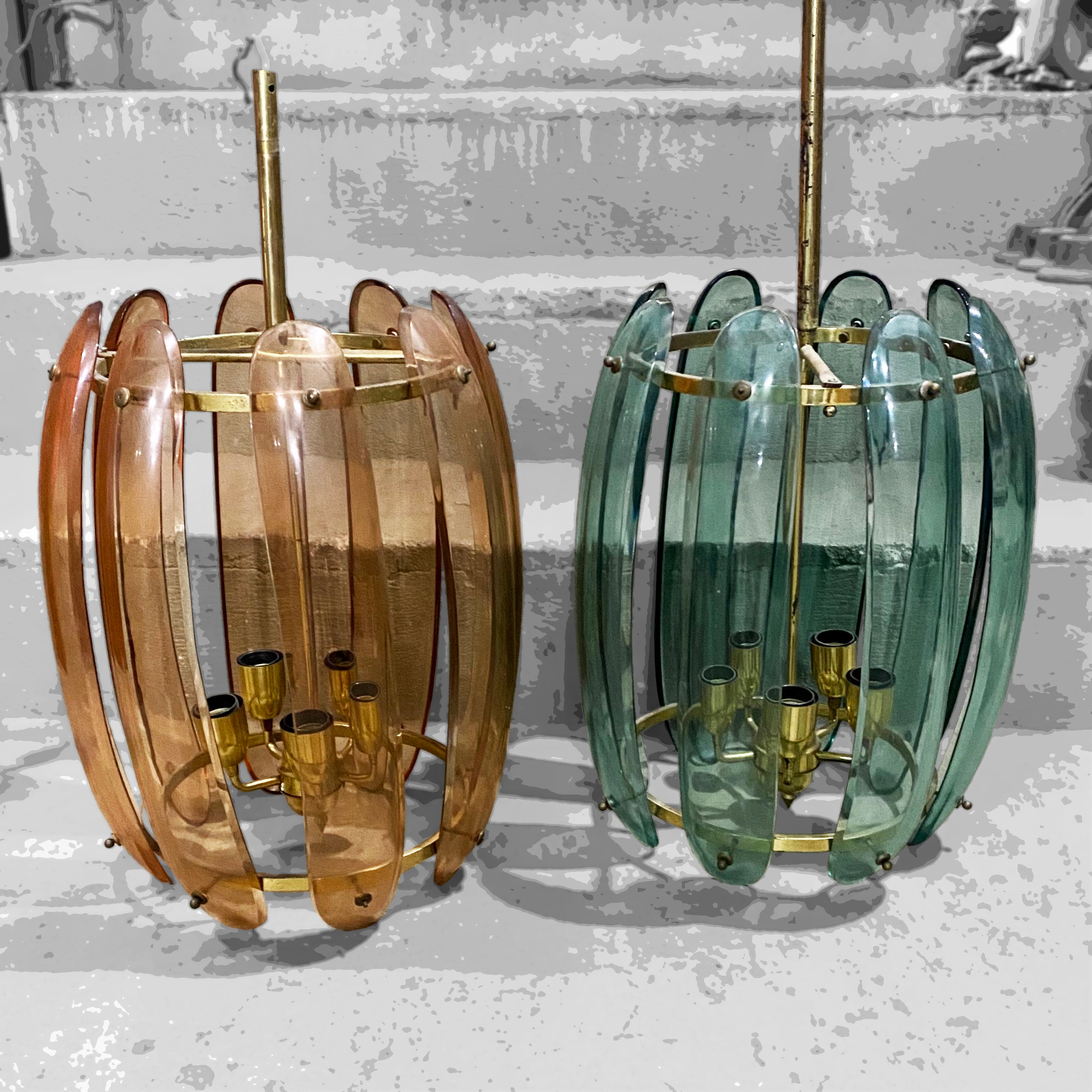 Par de Lustres Mid Century cilíndricos em vidro lapidado verde e laranja 