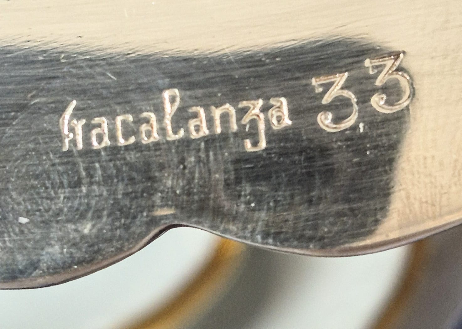 Travessa em metal espessurado à prata Fracalanza, modelo lacinho,  em excelente estado!