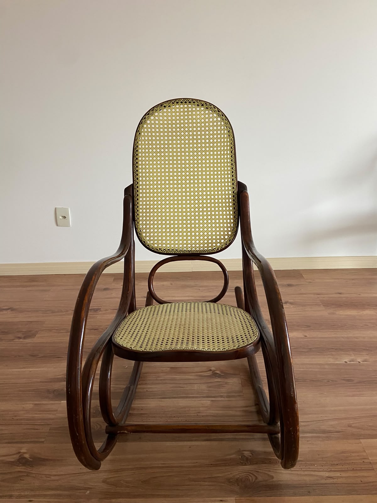 Cadeira Thonet de Balanço em madeira escura e Palhinha