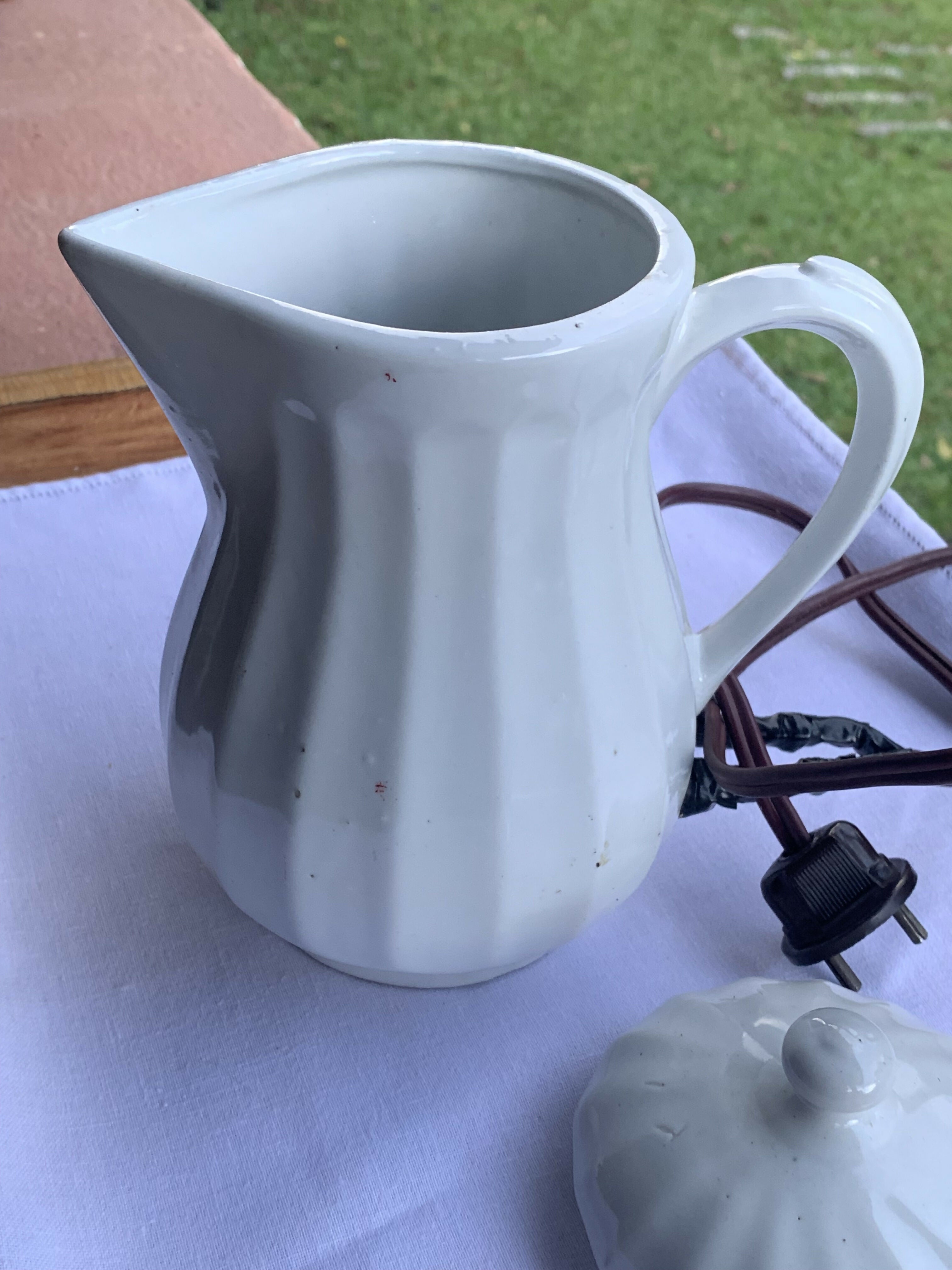 Rara Leiteira de Louça Aquecedora. com motivos florais