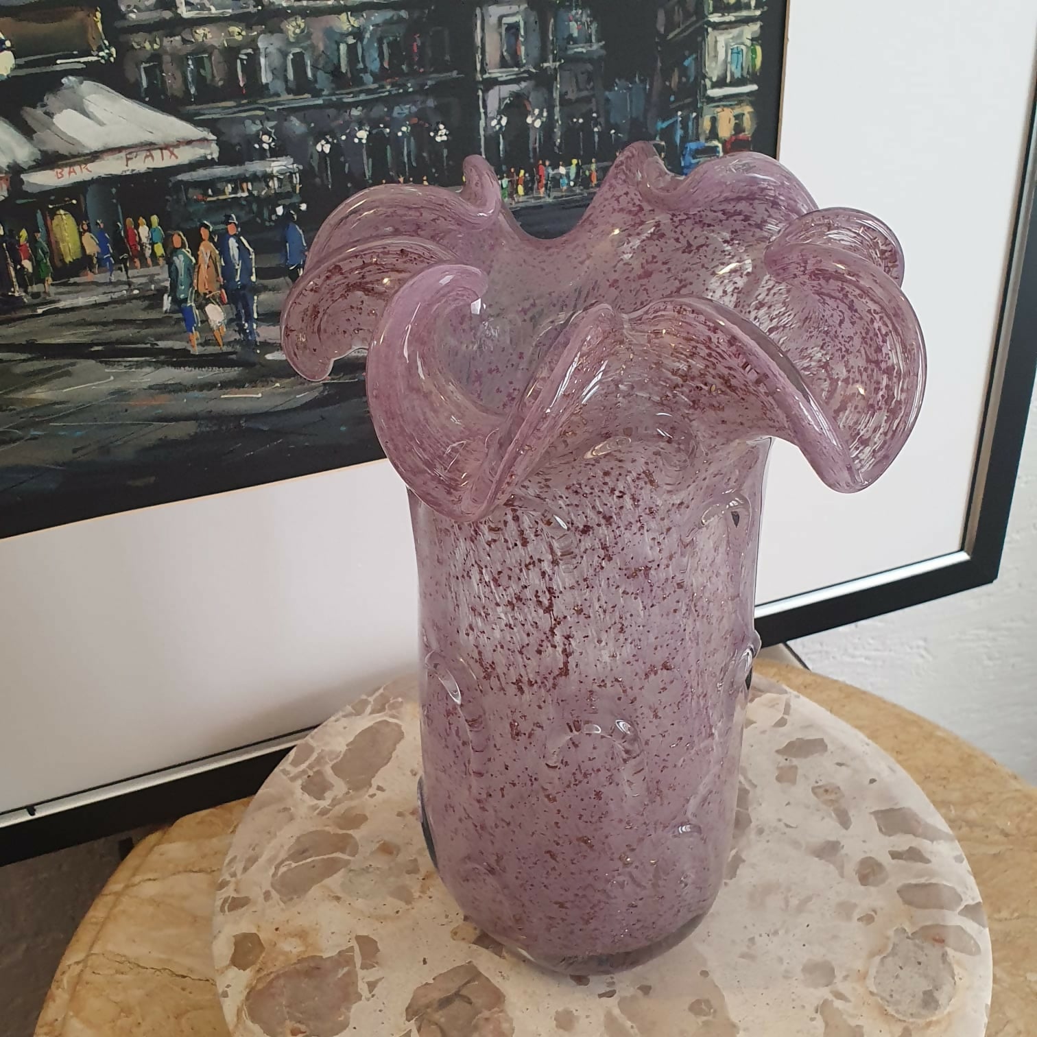 Vaso em vidro Murano Malva, decorado com partículas de ouro com relevos e borda ondulada. Perfeito estado!