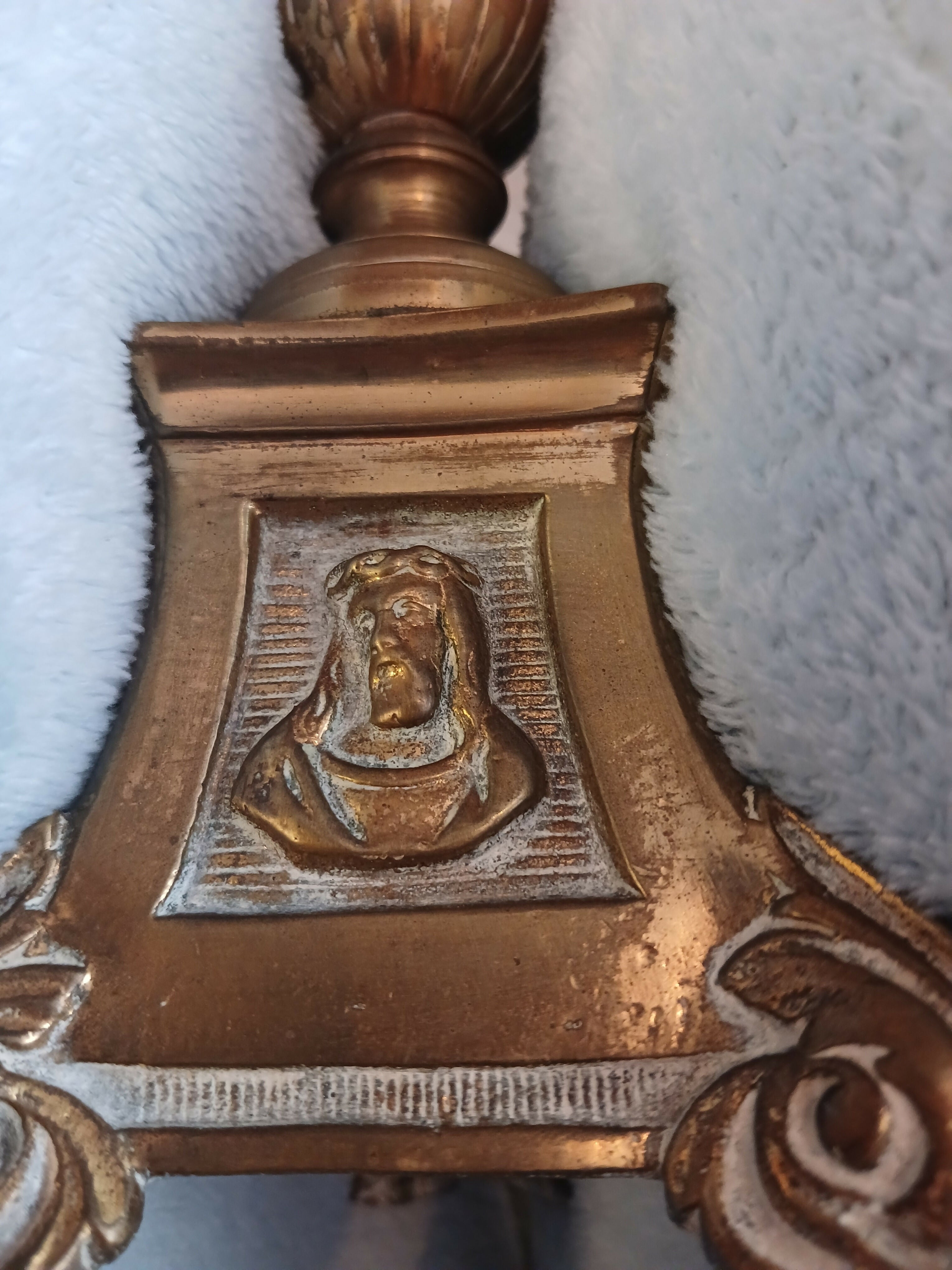 Castiçal antigo em metal estilo neoclássico