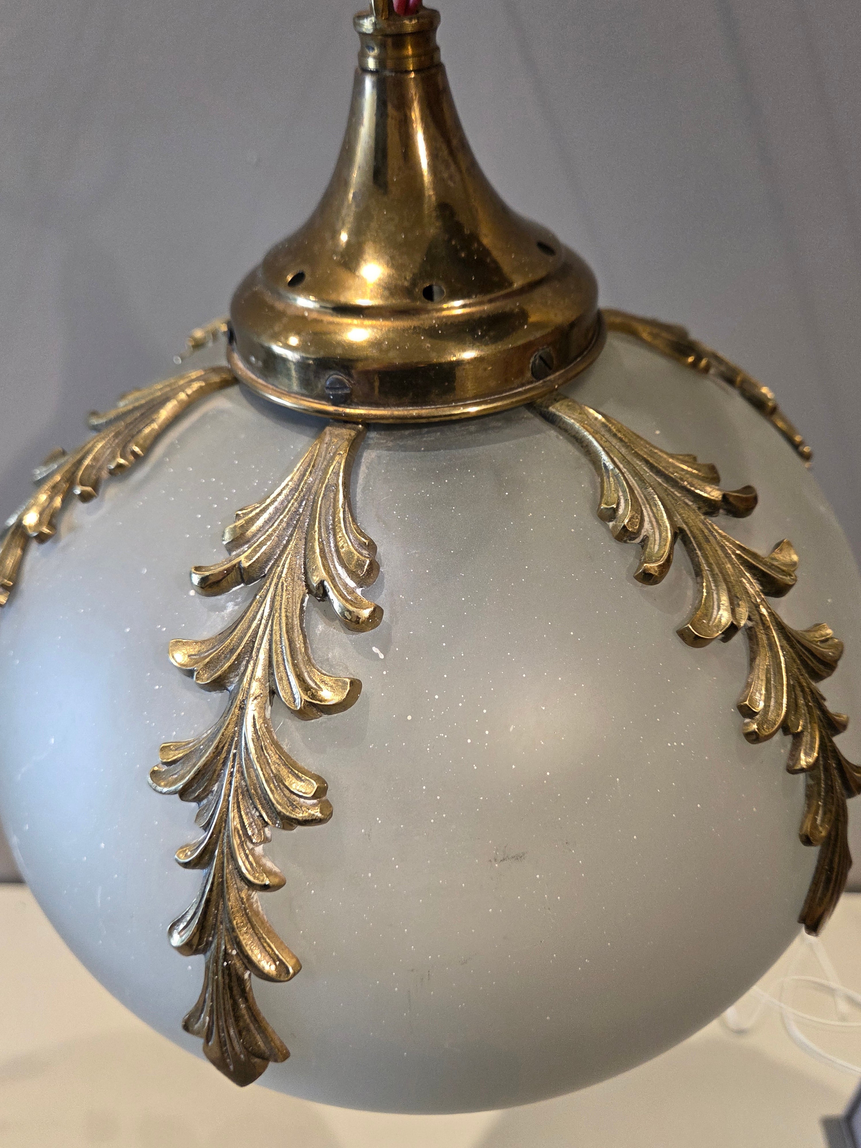 Lustre / Luminária pendente redonda em vidro opalino e adornos em metal - 1970