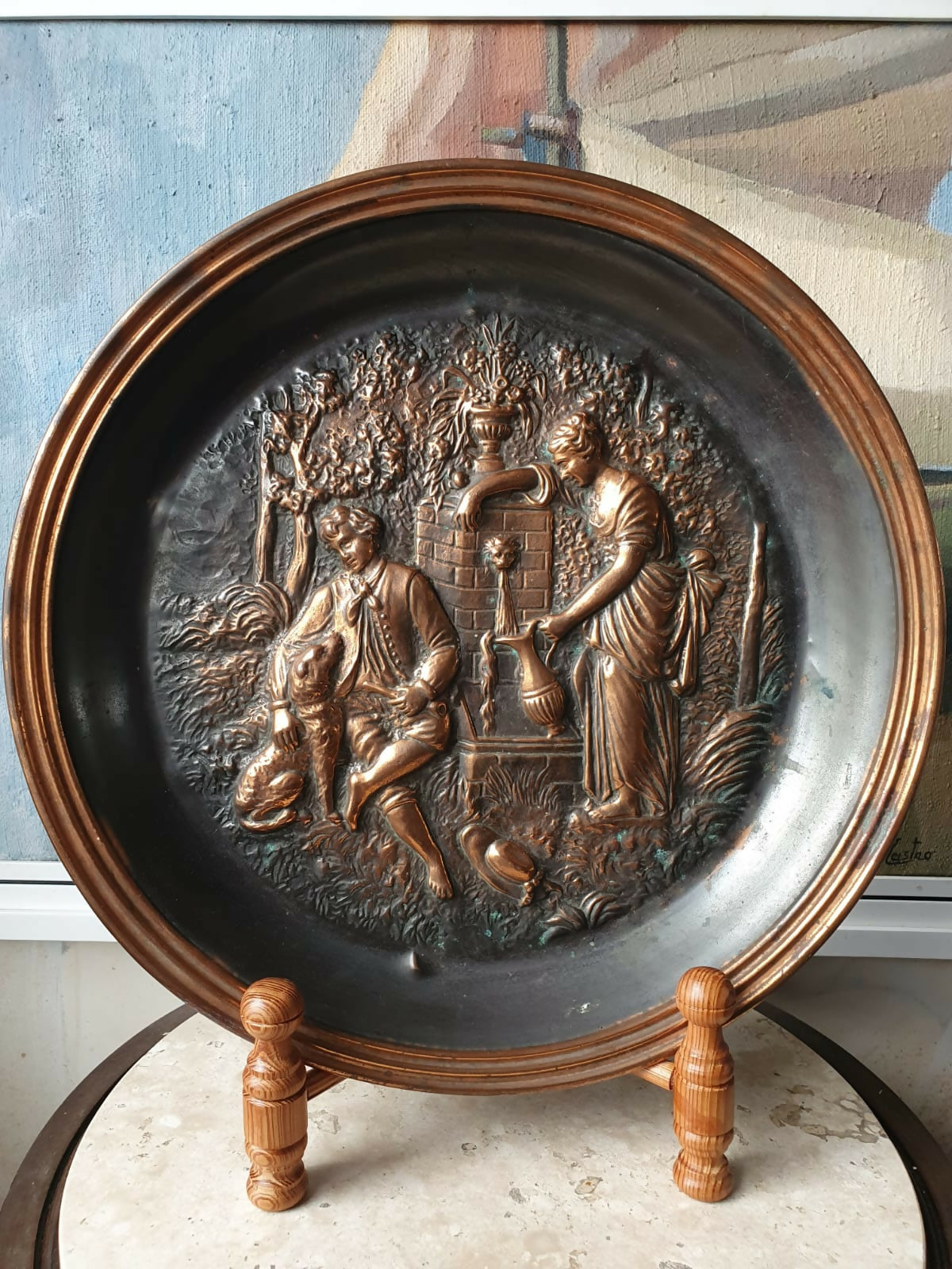 Medalhão decorativo incrível em cobre repuxado com cena galante em alto relevo na reserva central