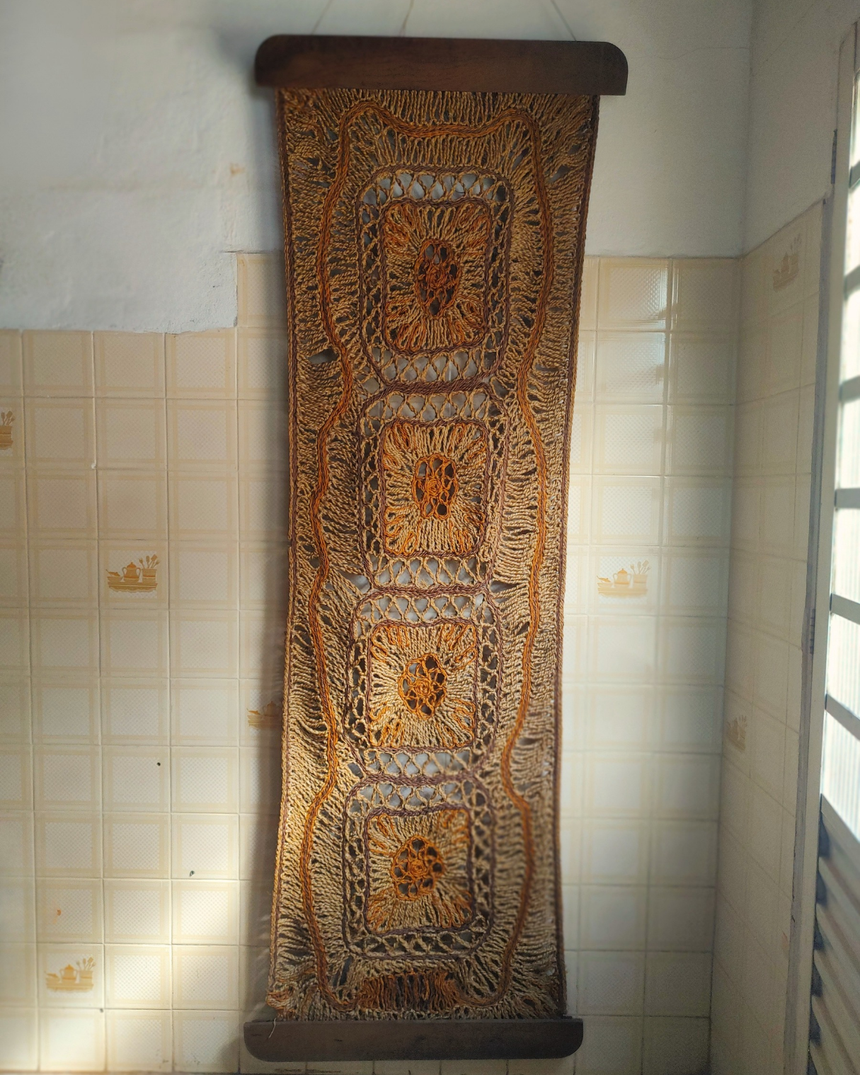 Antiga e Grande Tapeçaria de parede em fibra natural / corda de sisal com padronagem de mandala floral