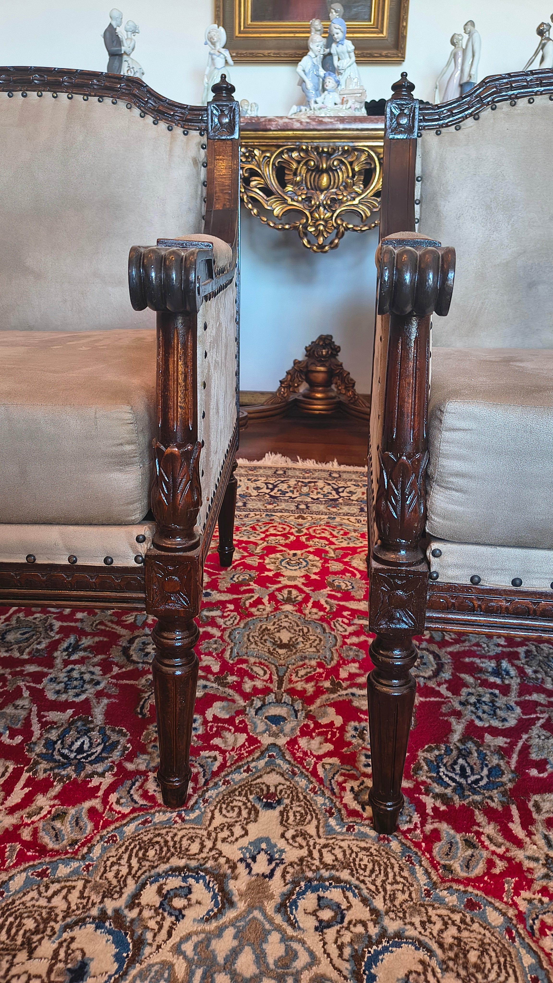 Par de Poltronas Estilo Luís XVI em madeira e tecido suede claro