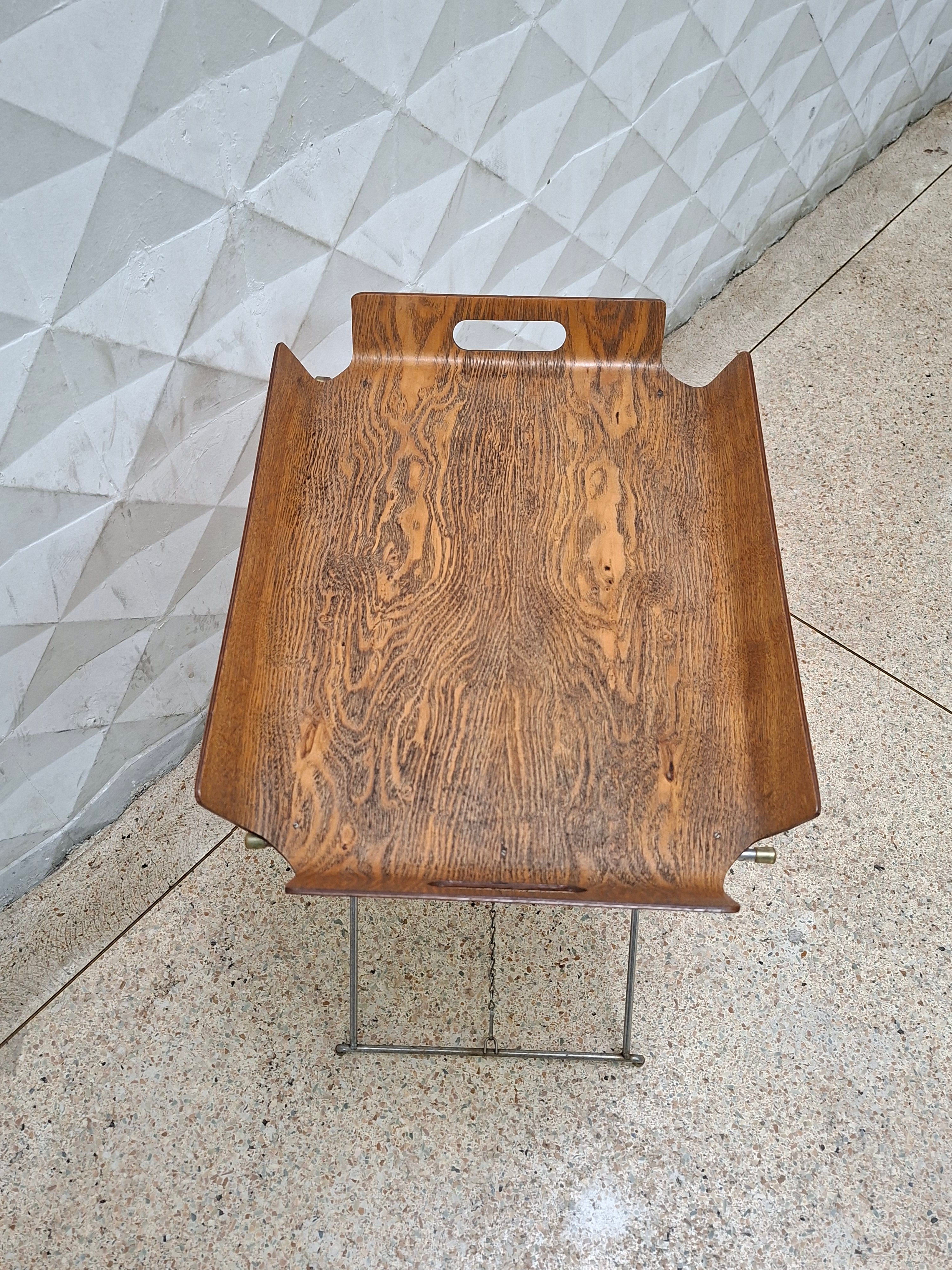 Mesinha Vintage Estilo Modernista em metal cromado com tampo em laminado de madeira 