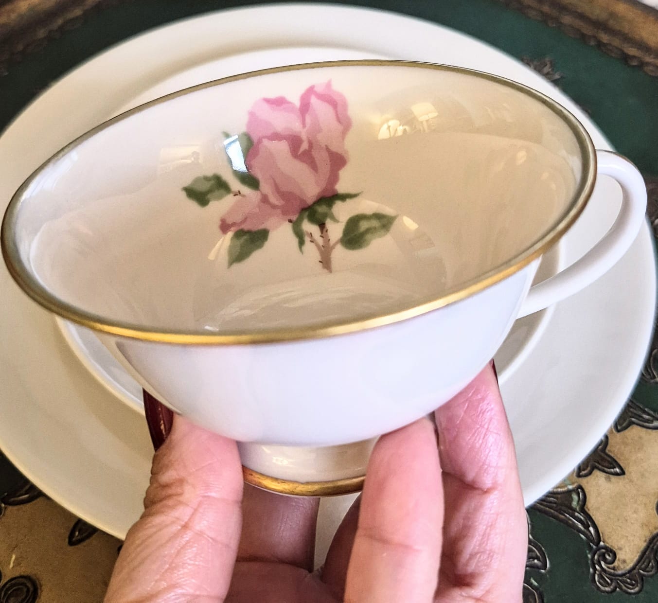 Trio para chá lindíssimo,  em estado de vitrine,  em porcelana estadounidense de 1a qualidade Franciscan China, no padrão "Cherokee Rose", anos 40/50. 5 unidades disponíveis.