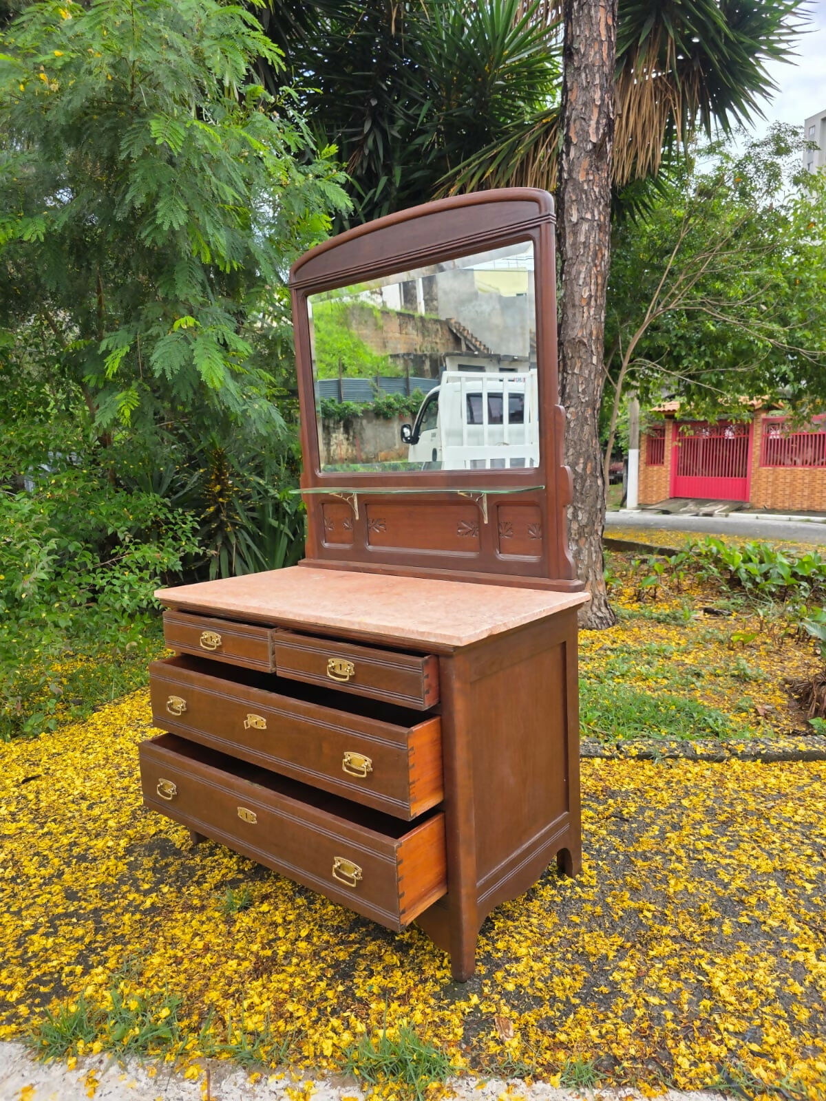 Cômoda/Penteadeira Art Nouveau em imbuia, com espelho bisotê e delicados detalhes entalhados.