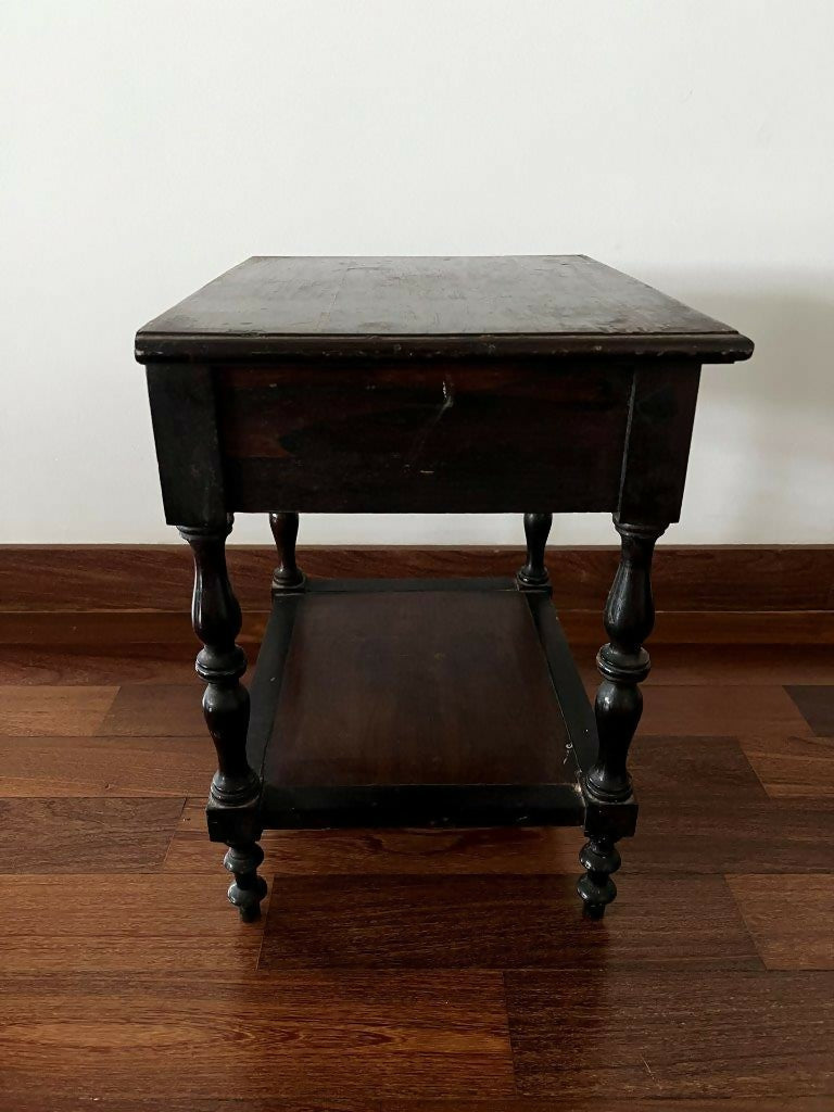 Mesinha de cabeceira antiga