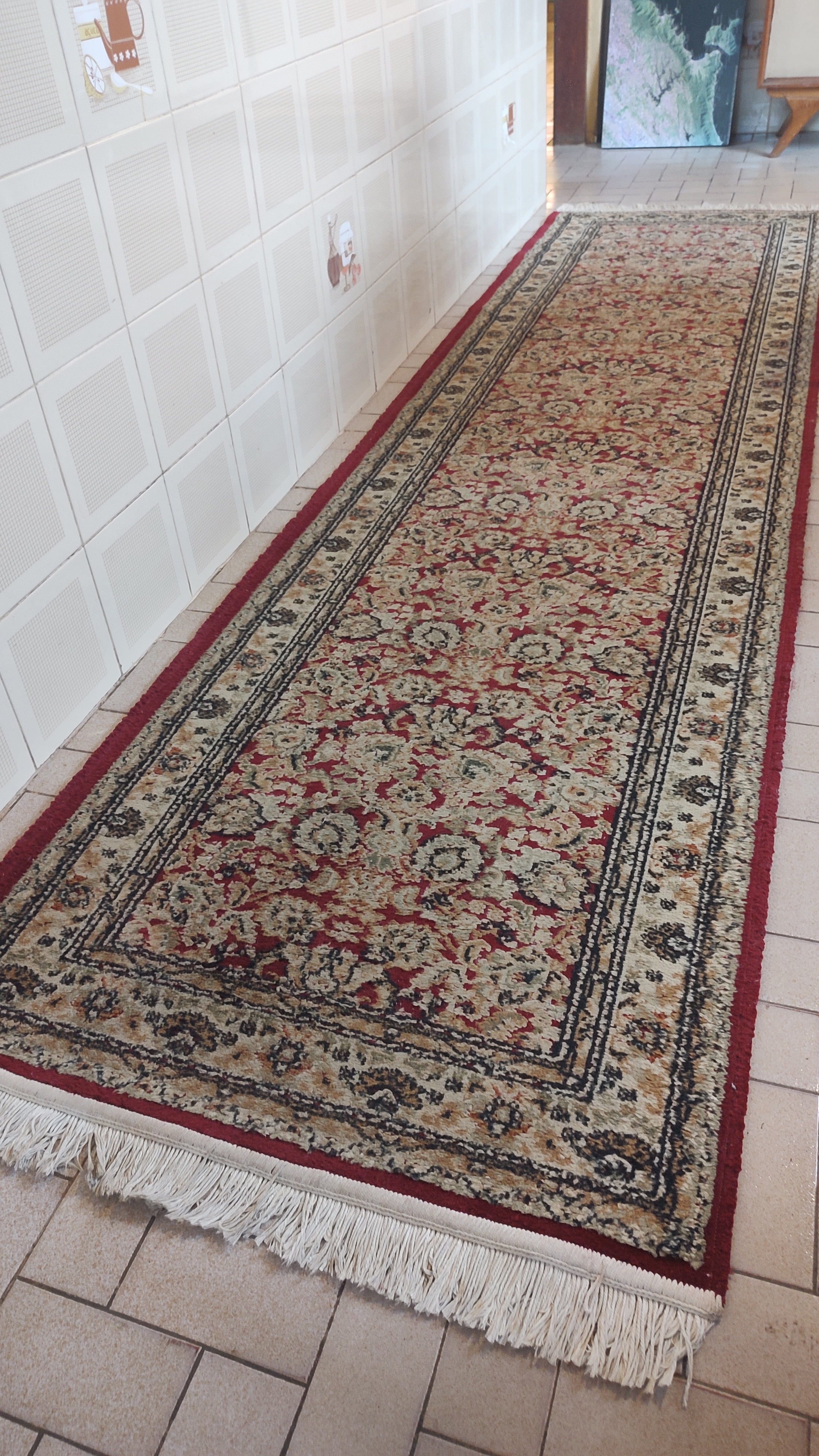 Tapete Passadeira Yesemek importado da Turquia em tonalidade predominante vermelho e bege (300cm x 80cm)