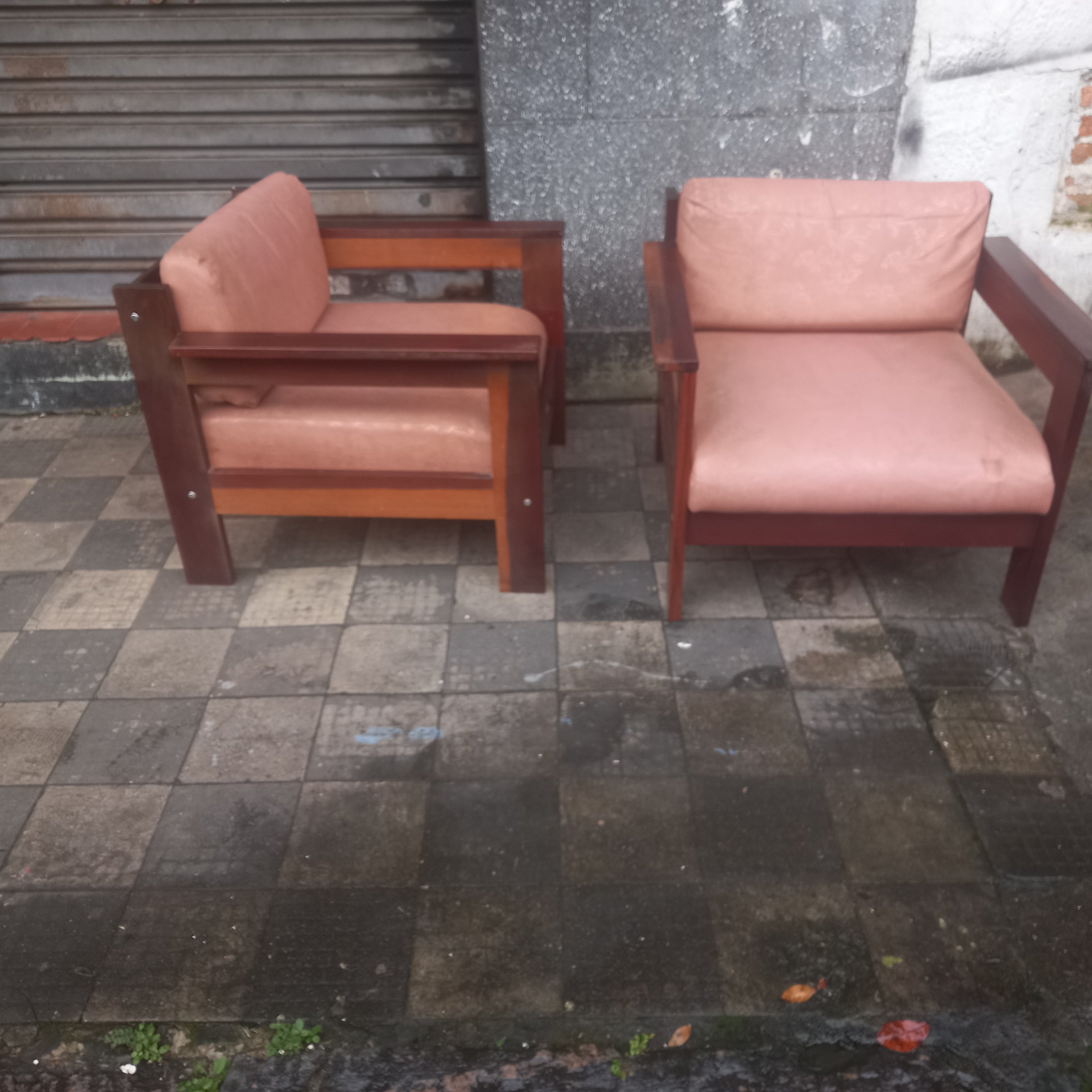 Par de poltrona Gelli quadradas em Madeira e estofado rosado