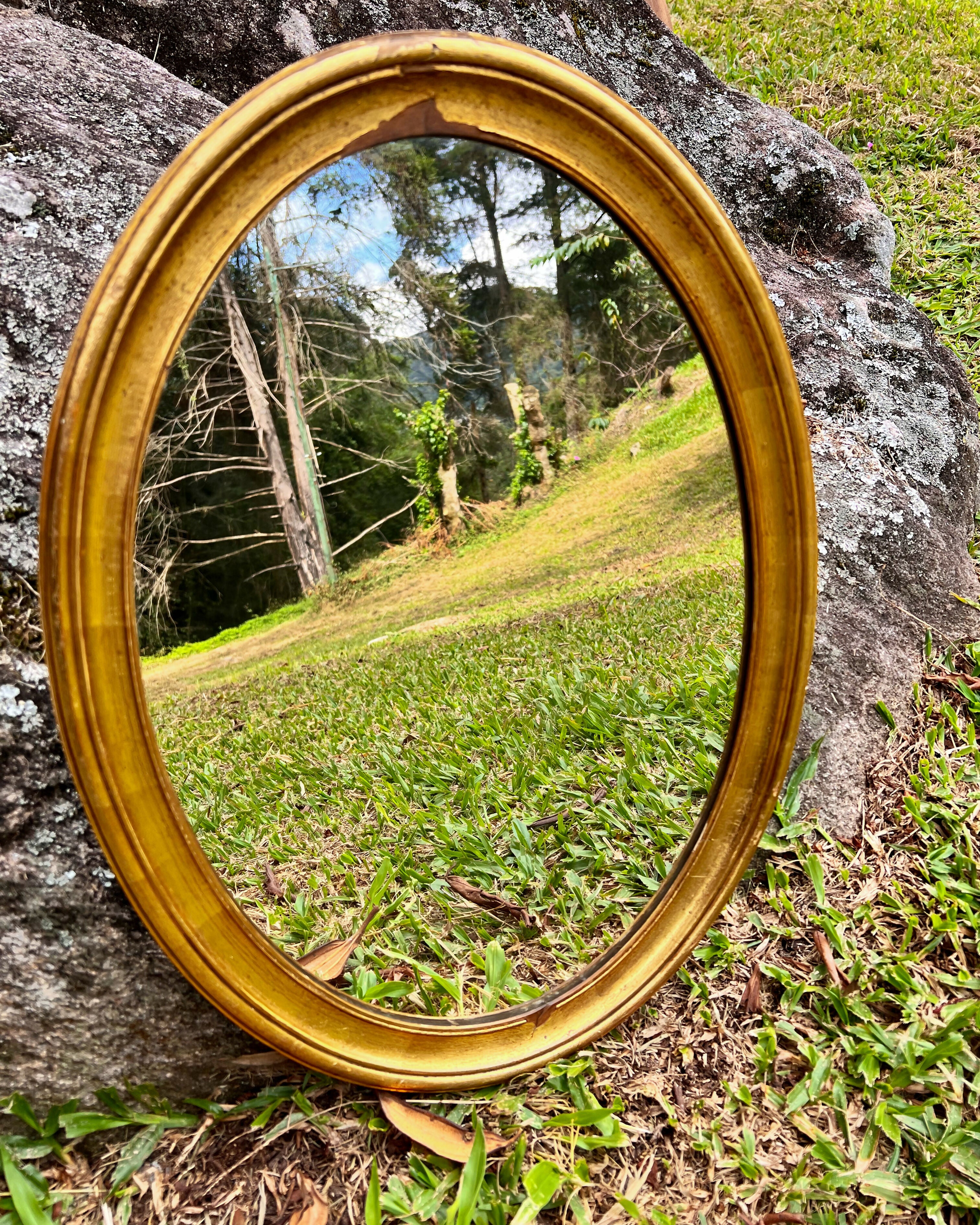 Espelho antigo com moldura em madeira dourada com pátina natural do tempo
