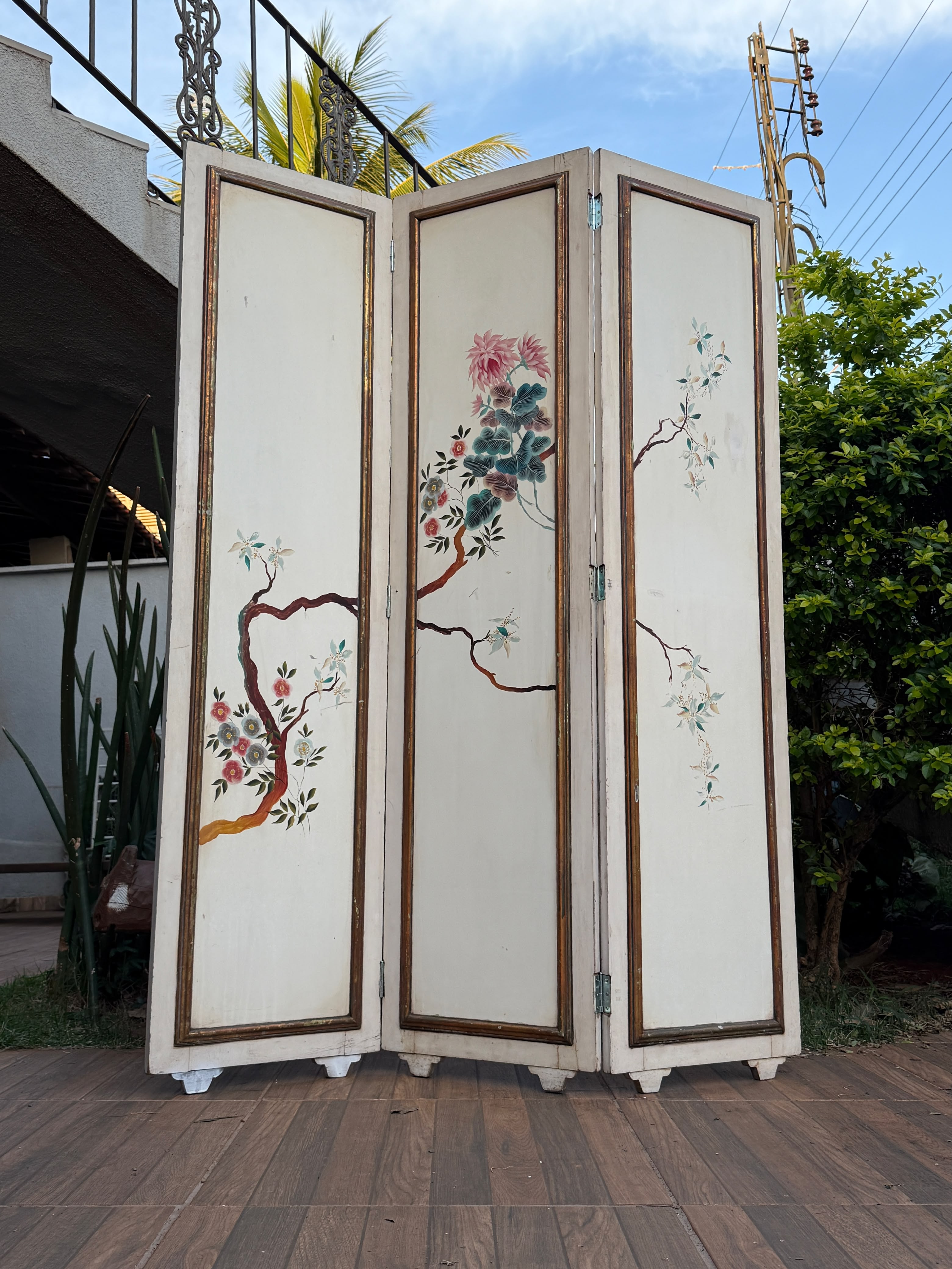 Antigo Biombo Oriental Branco de 3 Folhas com delicada pintura floral 