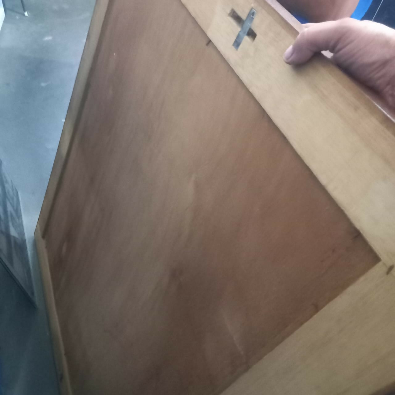 Espelho retangular com borda arredondada com moldura em madeira