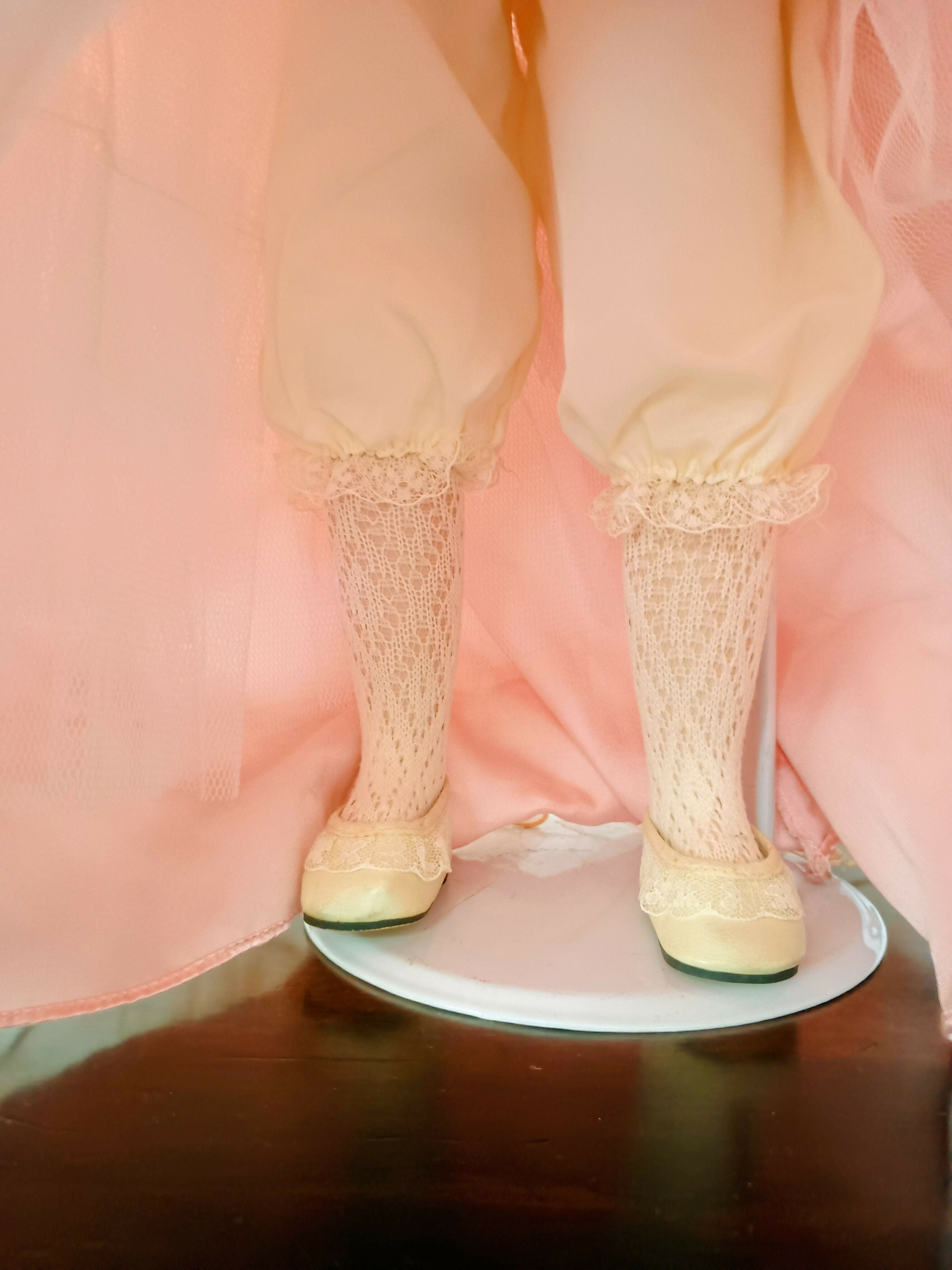 Boneca Decorativa de Porcelana Estilo Vitoriano – 65 cm