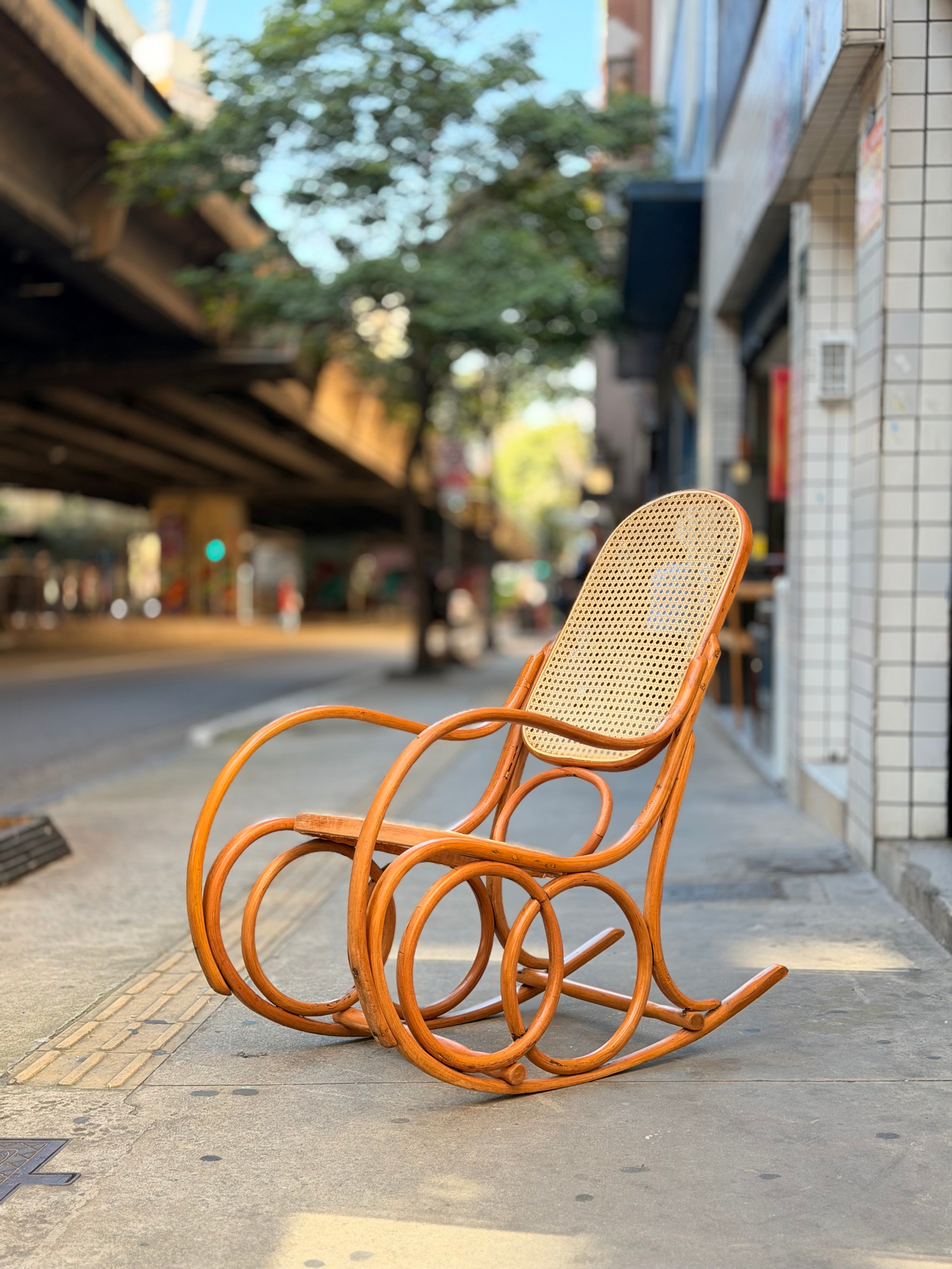 Cadeira de balanço estilo Thonart. com palhinha 