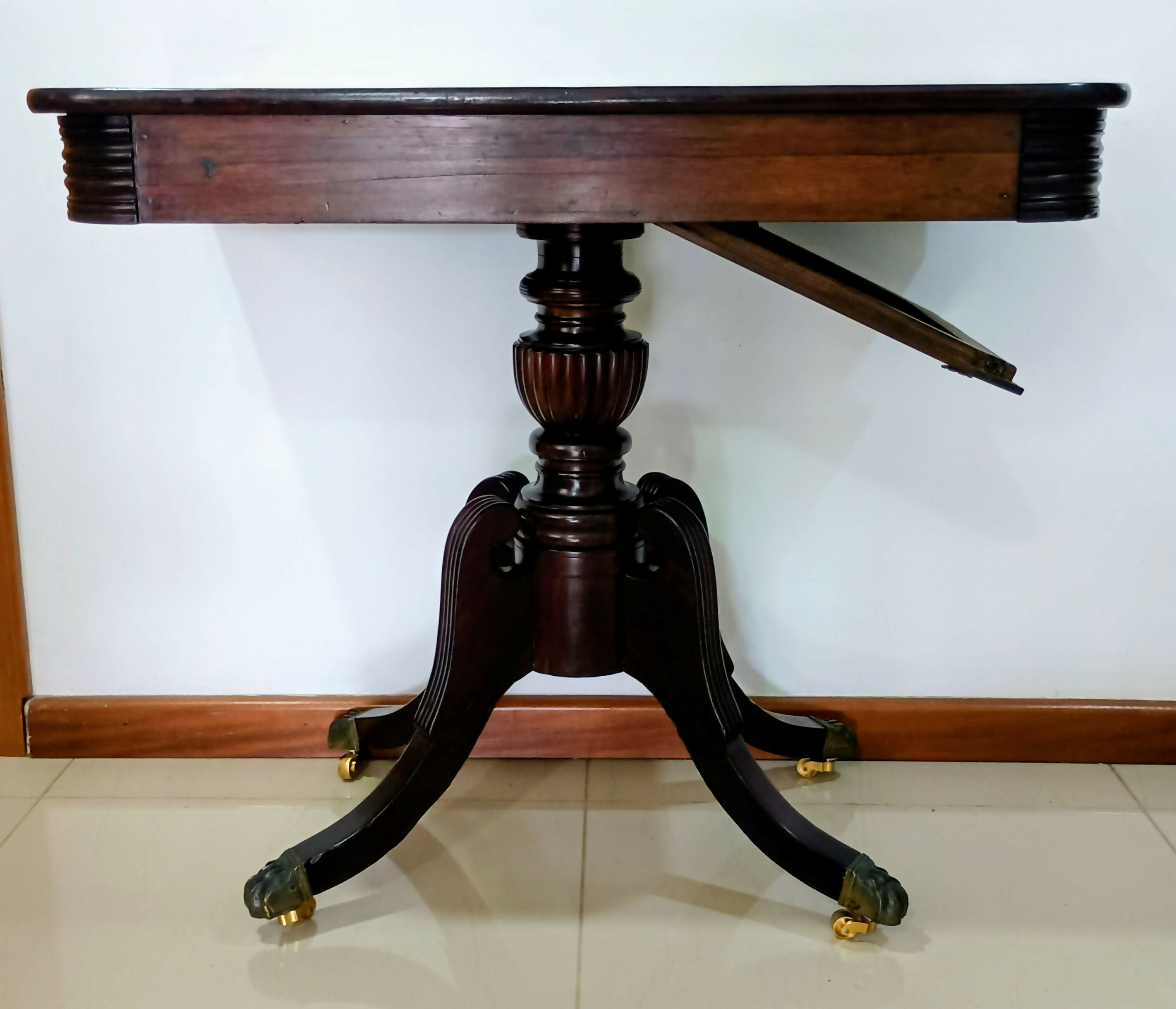 Aparador Antigo em Jacarandá com Alçapão Secreto