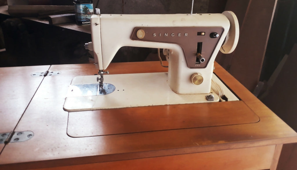 Máquina de Costura Antiga Singer 660C – Clássica, Forte e Funcional
