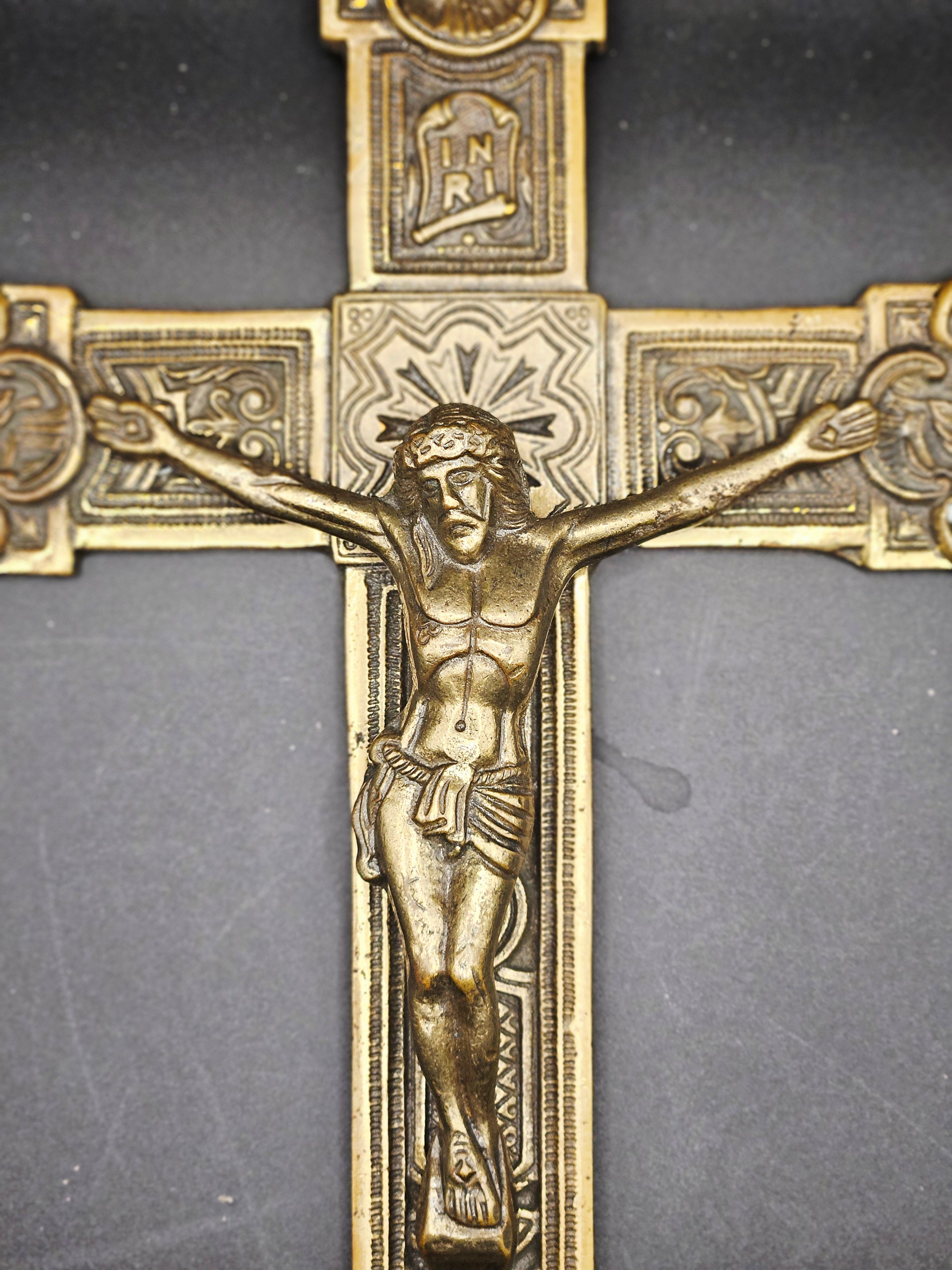 Crucifixo Sacro em Bronze Maciço
