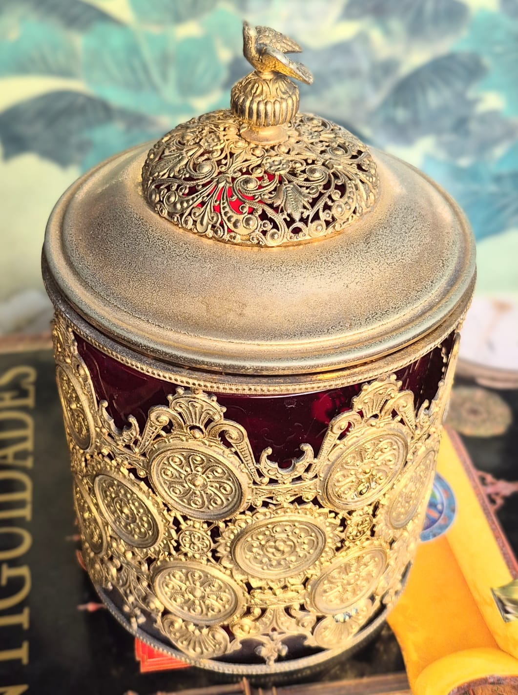  Potiche vintage com parte interna em vidro cranberry e parte externa em metal trabalhado em filigrana e ornamentado com medalhões, como antigas rendas metálicas.