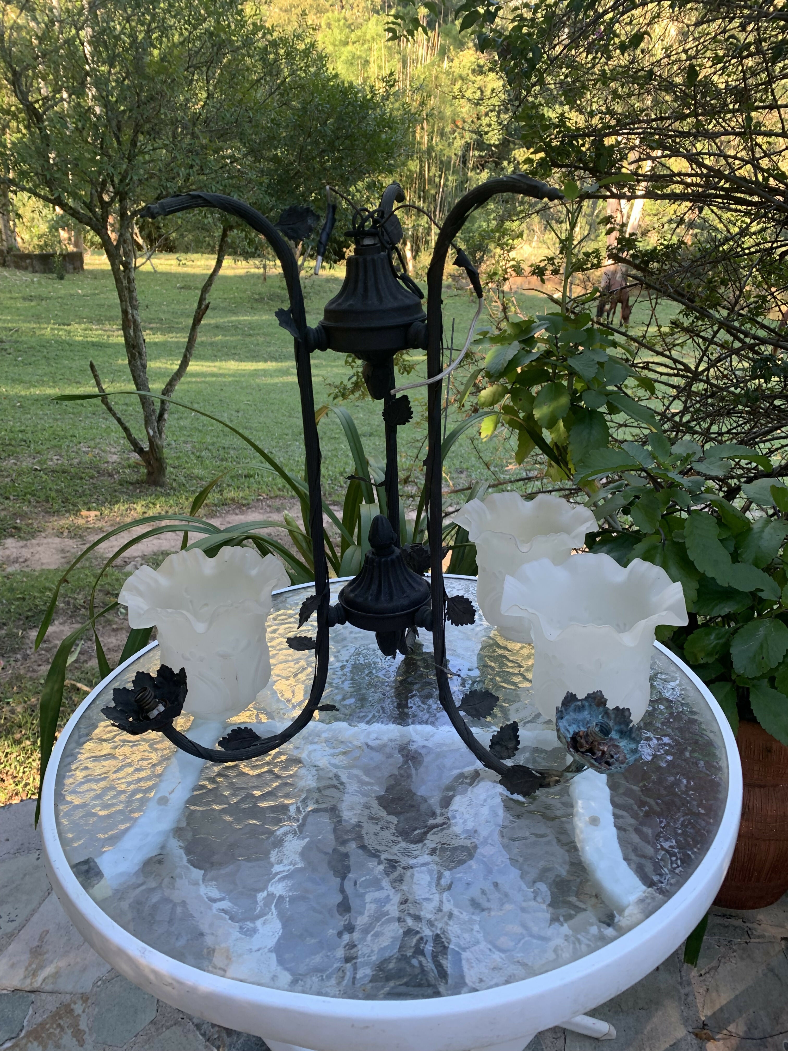 Lustre antigo em ferro com cúpulas de vidro fosco