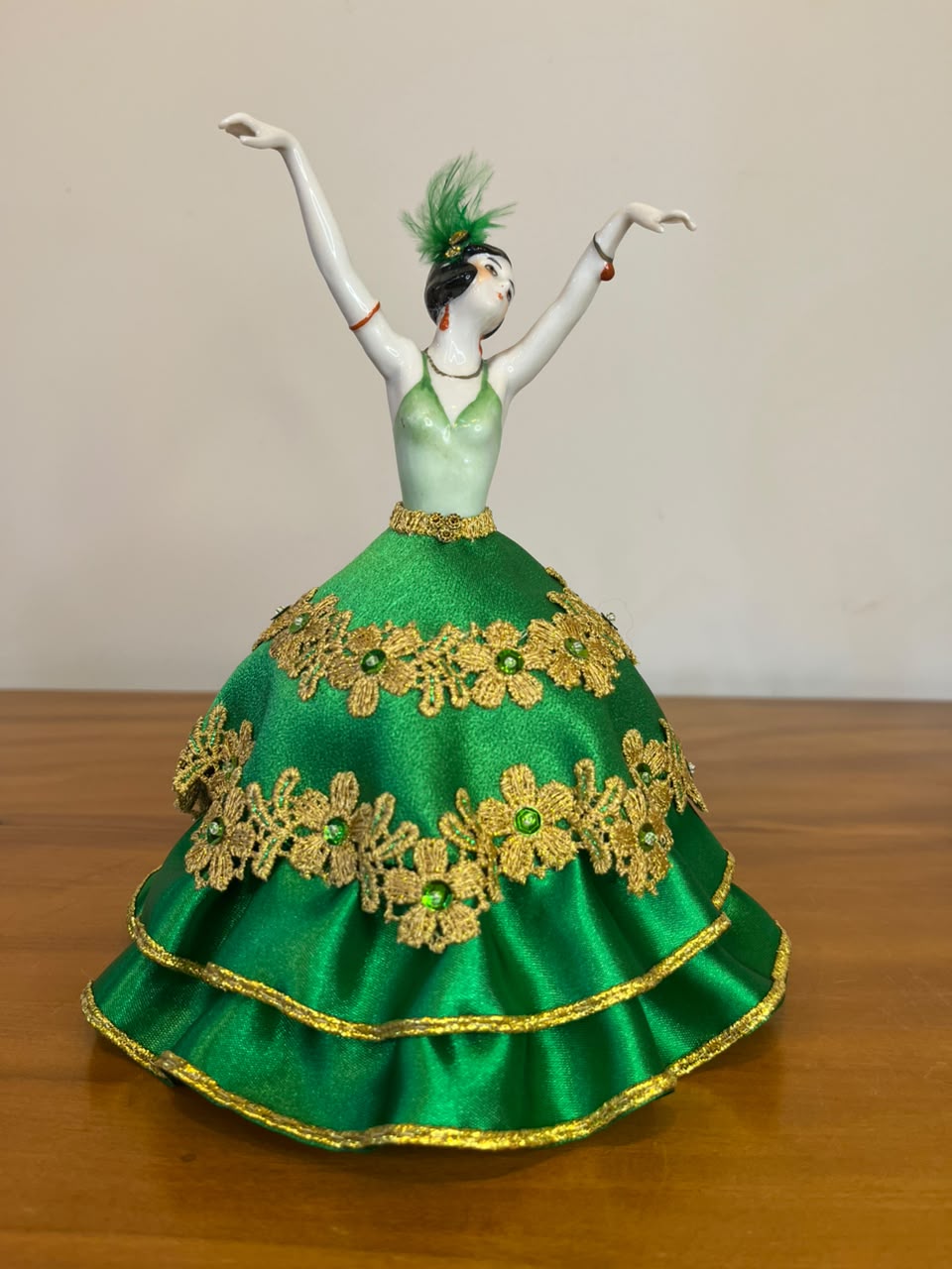 Boneca decorativa em porcelana com traje em tecido – figura feminina dançante verde – 18 cm