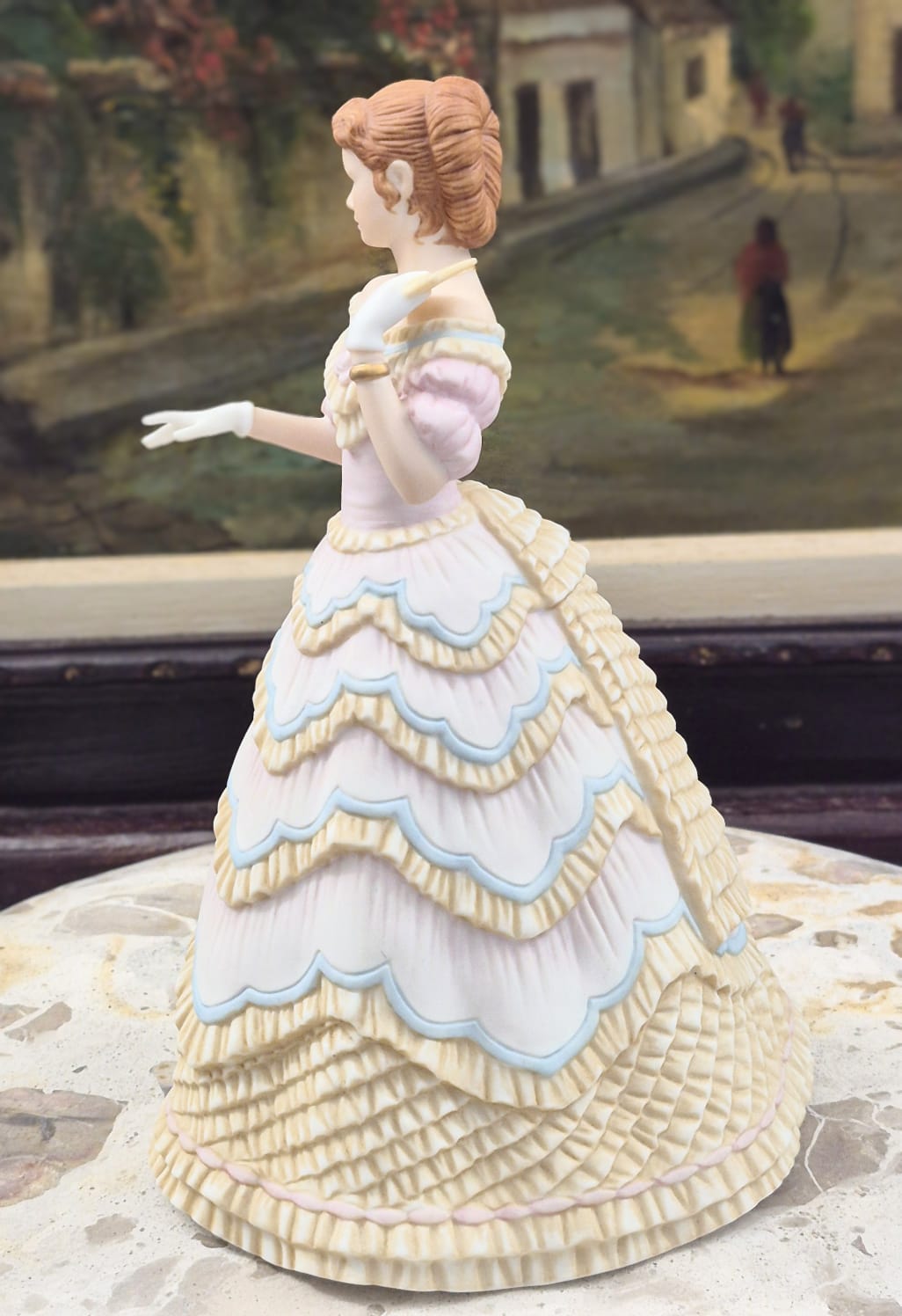 Escultura em porcelana (porcelana fina, texturizada com acabamento fosco do tipo biscuit) da clássica e linda " The Belle of the Ball" produzida pela estadounidense Lenox.