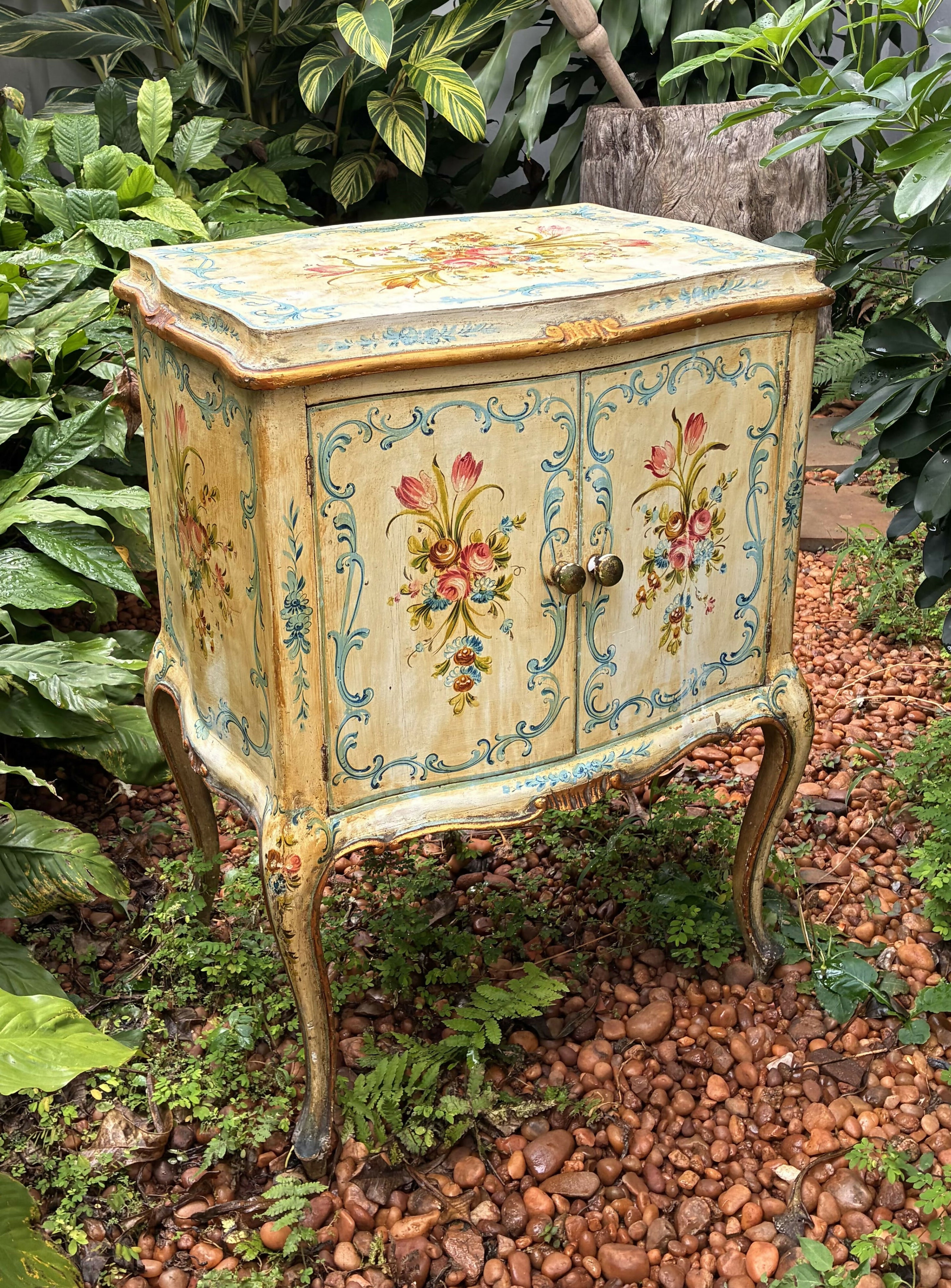 Pequeno Armário estilo veneziano pintado à mão