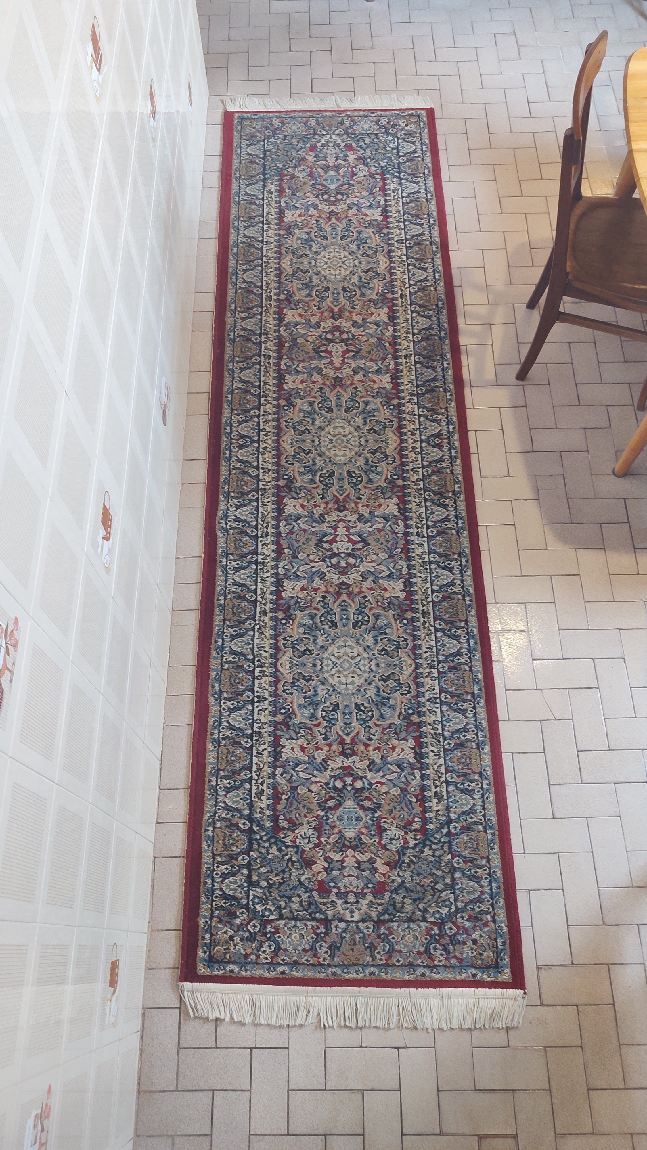 Tapete Passadeira Yesemek importado da Turquia em tonalidade predominante vermelho e azul acinzentado (300cm x 80cm)