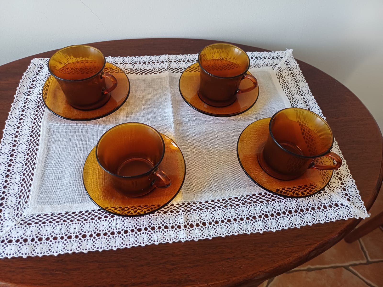 Xicaras de chá com Pires Duralex âmbar.