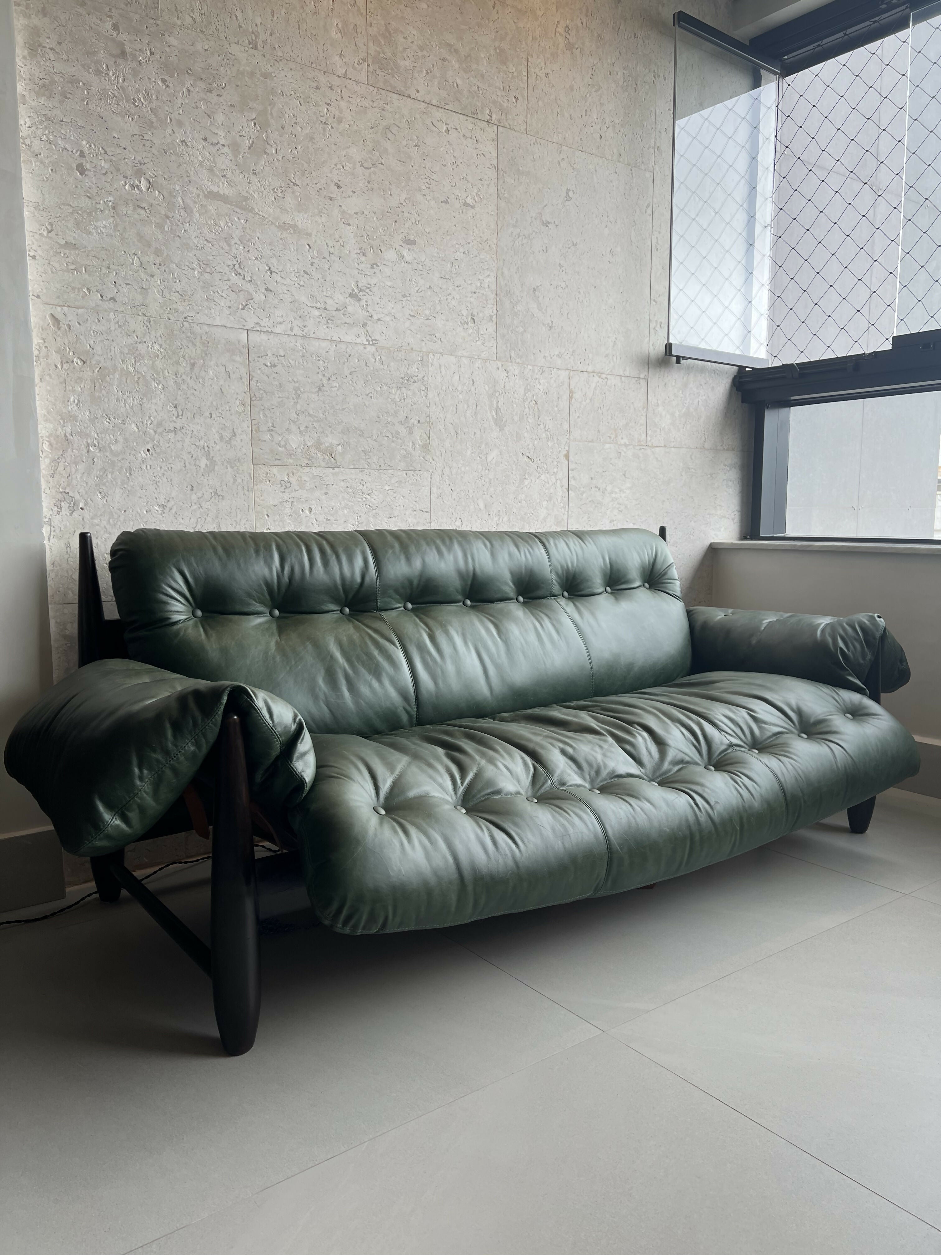 Sofá Mole Sergio Rodrigues em Jacarandá e Couro Verde Envelhecido (selo Oca)