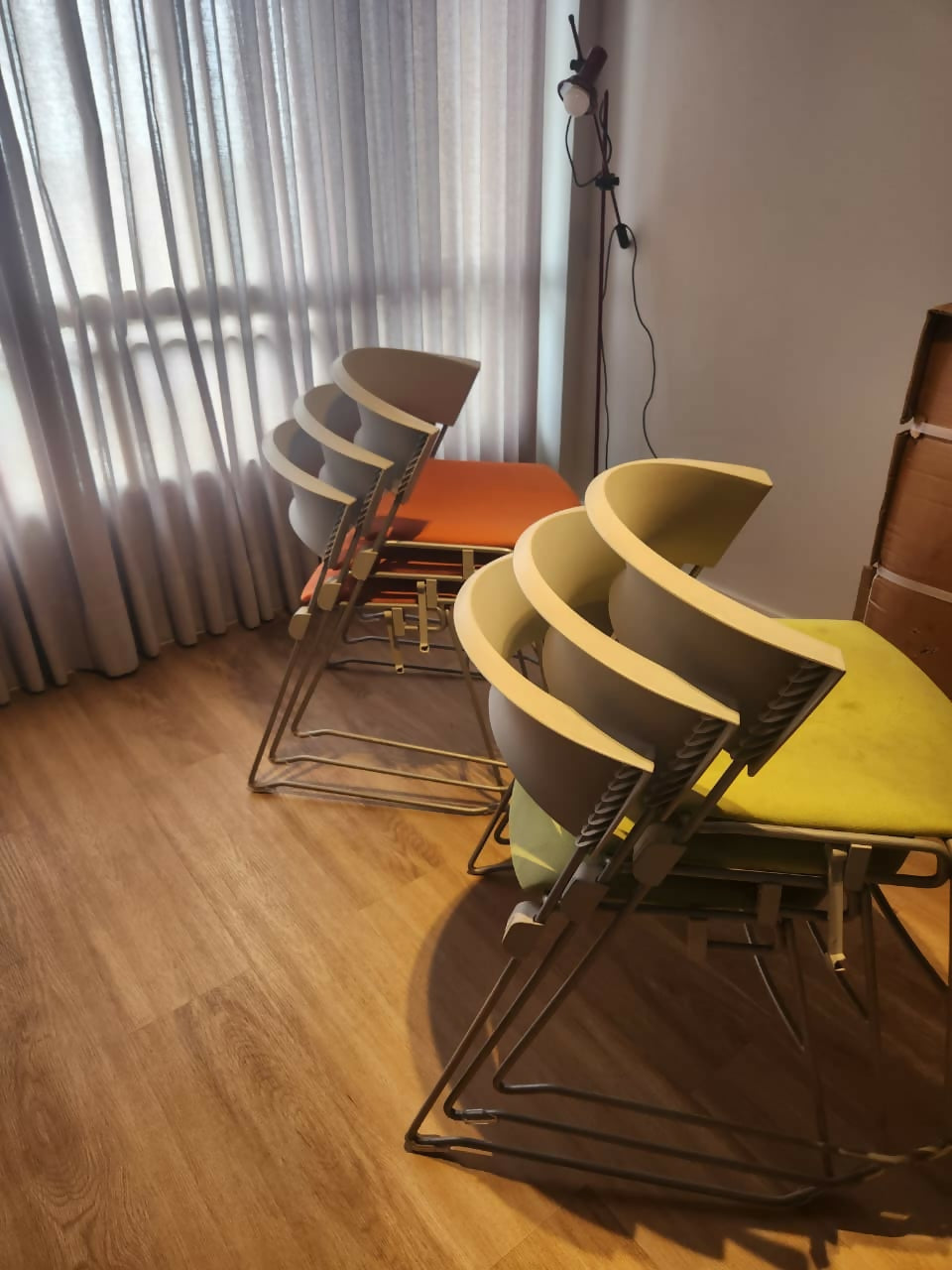 Conjunto de 6 cadeiras giroflex nas cores laranja e verde