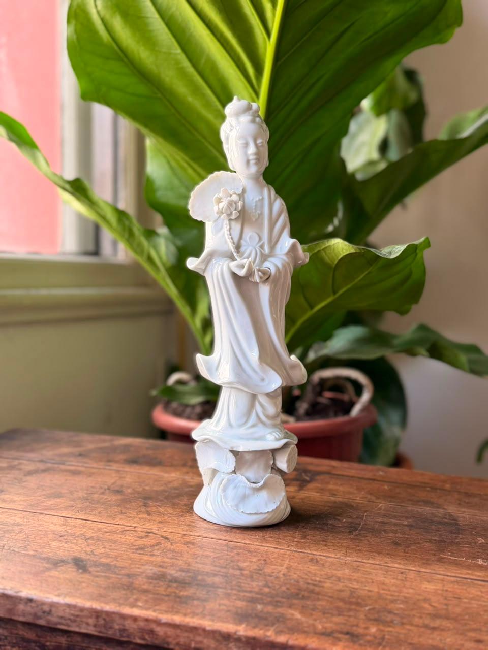 Estatueta em porcelana branca representando Deusa Kuan Yin